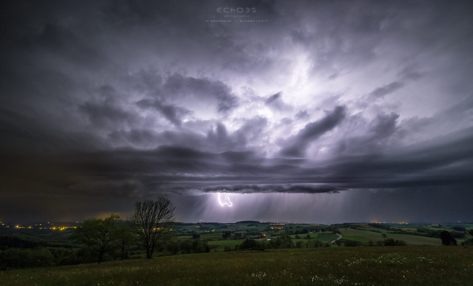Cellule orageuse avec arcus très bien formé et éclairs intra-nuageux au milieu de la nuit du 12 au 13 mai dans l'Aveyron, à Rieupeyroux (12). - 13/05/2017 01:38 - Jean-François GRAFFAND