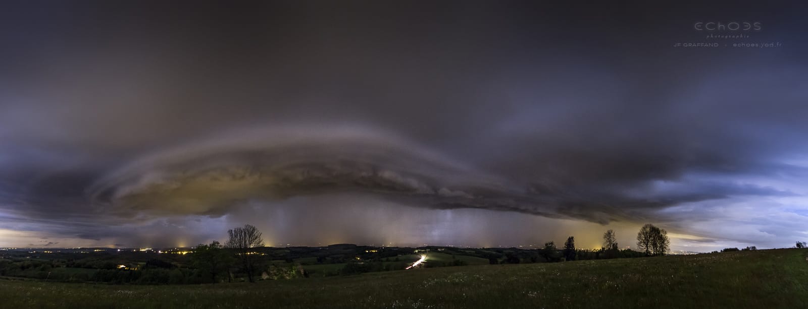 Photo panoramique (3 images) de l'arcus arrivant sur l'ouest Aveyron, dans la nuit du 12 au 13 mai, à Rieupeyroux (12) - 13/05/2017 01:47 - Jean-François GRAFFAND