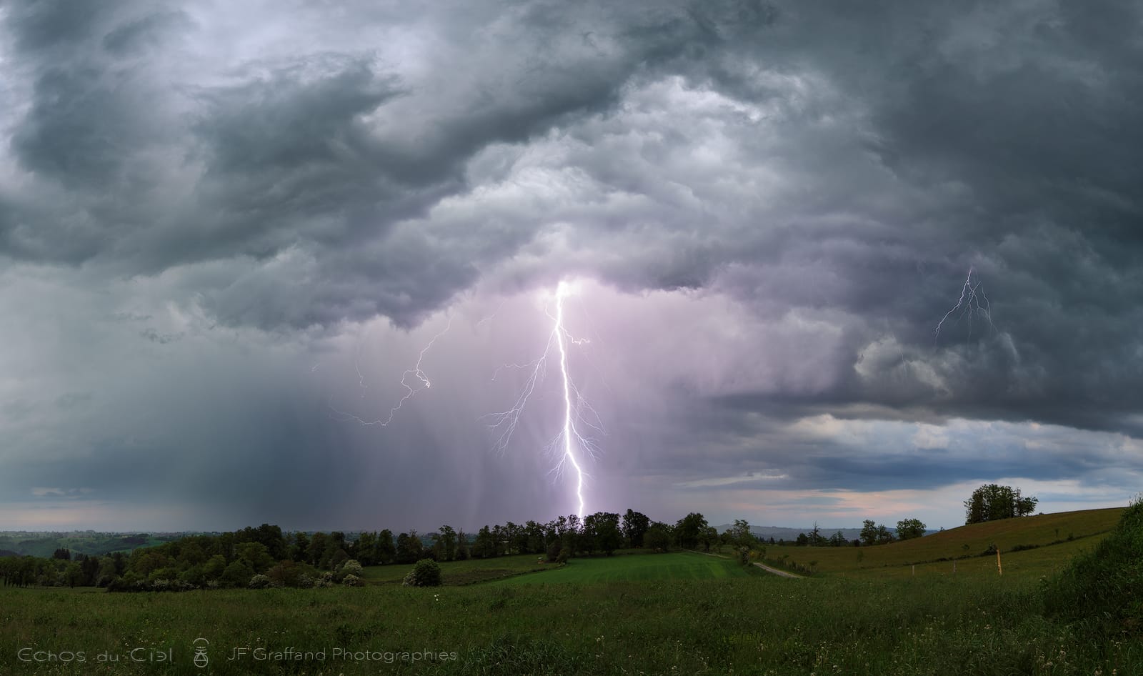 Puissant impact sous un orage pourtant assez modeste dans l'Ouest Aveyron le 21 mai. Capturé en début de soirée près de Rieupeyroux dans l'Aveyron (12). - 21/05/2018 20:43 - Jean-François GRAFFAND