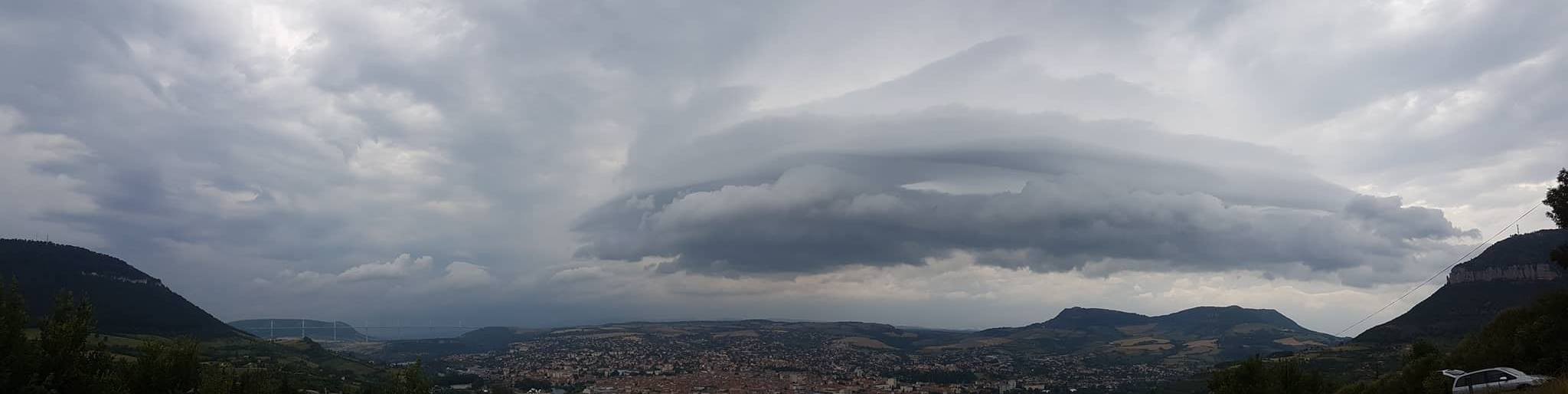 Arcus à l'avant de la ligne orageuse qui a touché Millau en Aveyron. - 27/06/2017 19:00 - Benoit ATGE