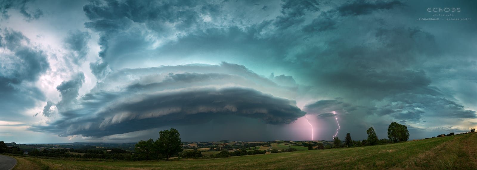 Double impact et arcus vus à l’Est de la cellule orageuse très active qui s’est abattue sur Villefranche-de-Rouergue (12) le 27 juin à 18H30. - 27/06/2017 18:33 - Jean-François GRAFFAND