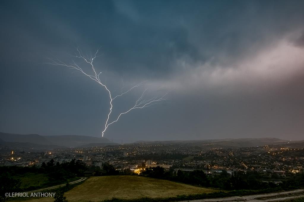 Orage près du Viaduc de Millau (12). - 28/06/2017 19:00 - Anthony LEPRIOL