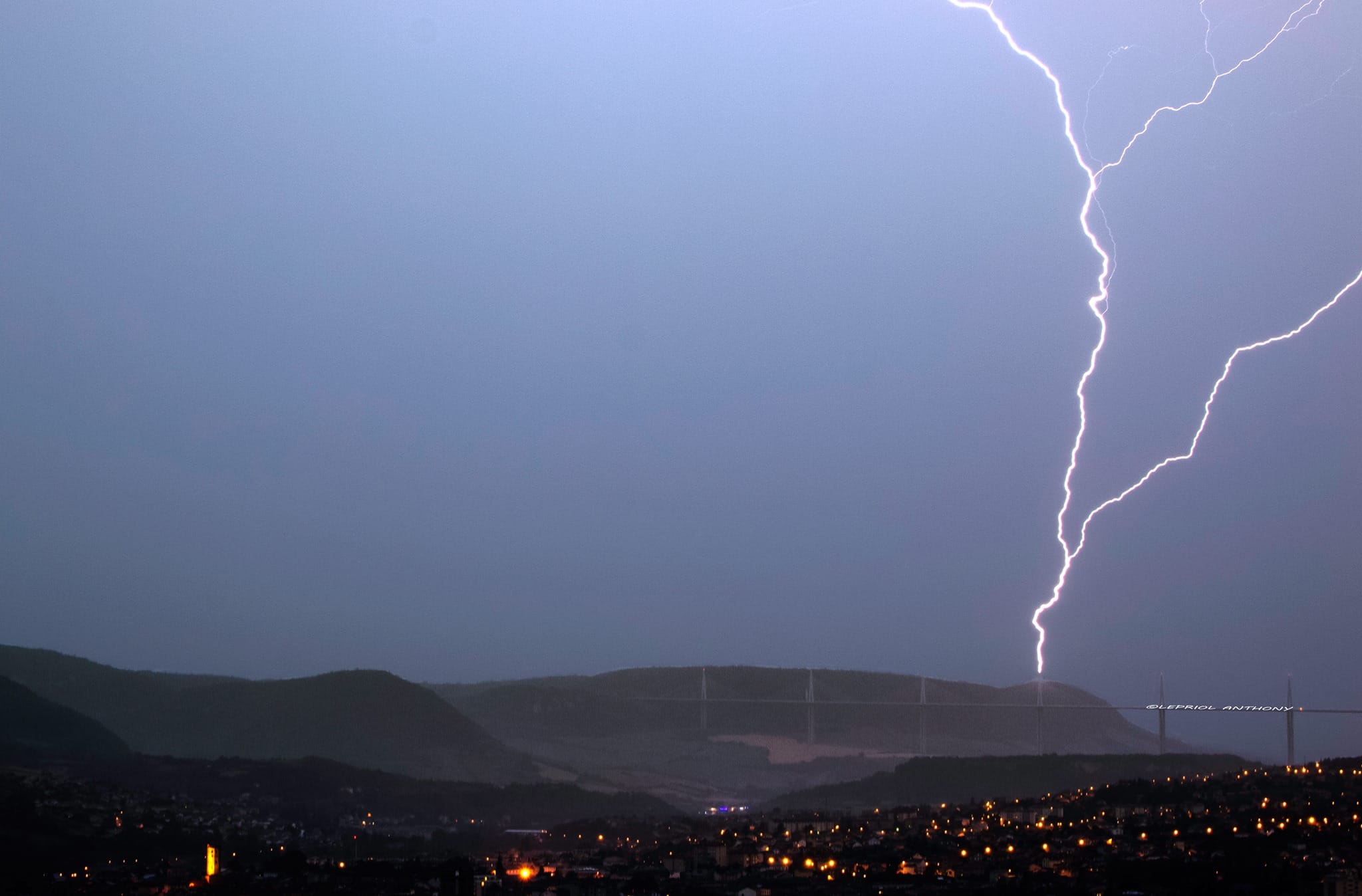 Coup de foudre sur le viaduc de Millau. - 28/06/2017 19:00 - Anthony LEPRIOL