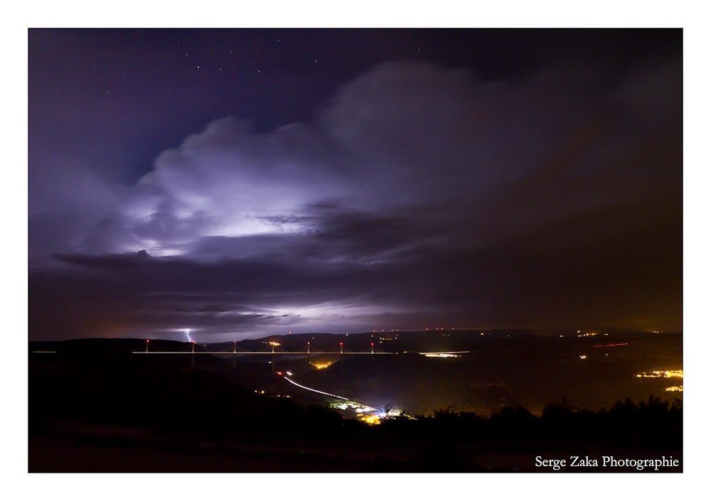 Superbe supercellule à l'ouest de Millau avec le Viaduc de Millau au premier plan. - 30/08/2017 23:00 - Serge ZAKA