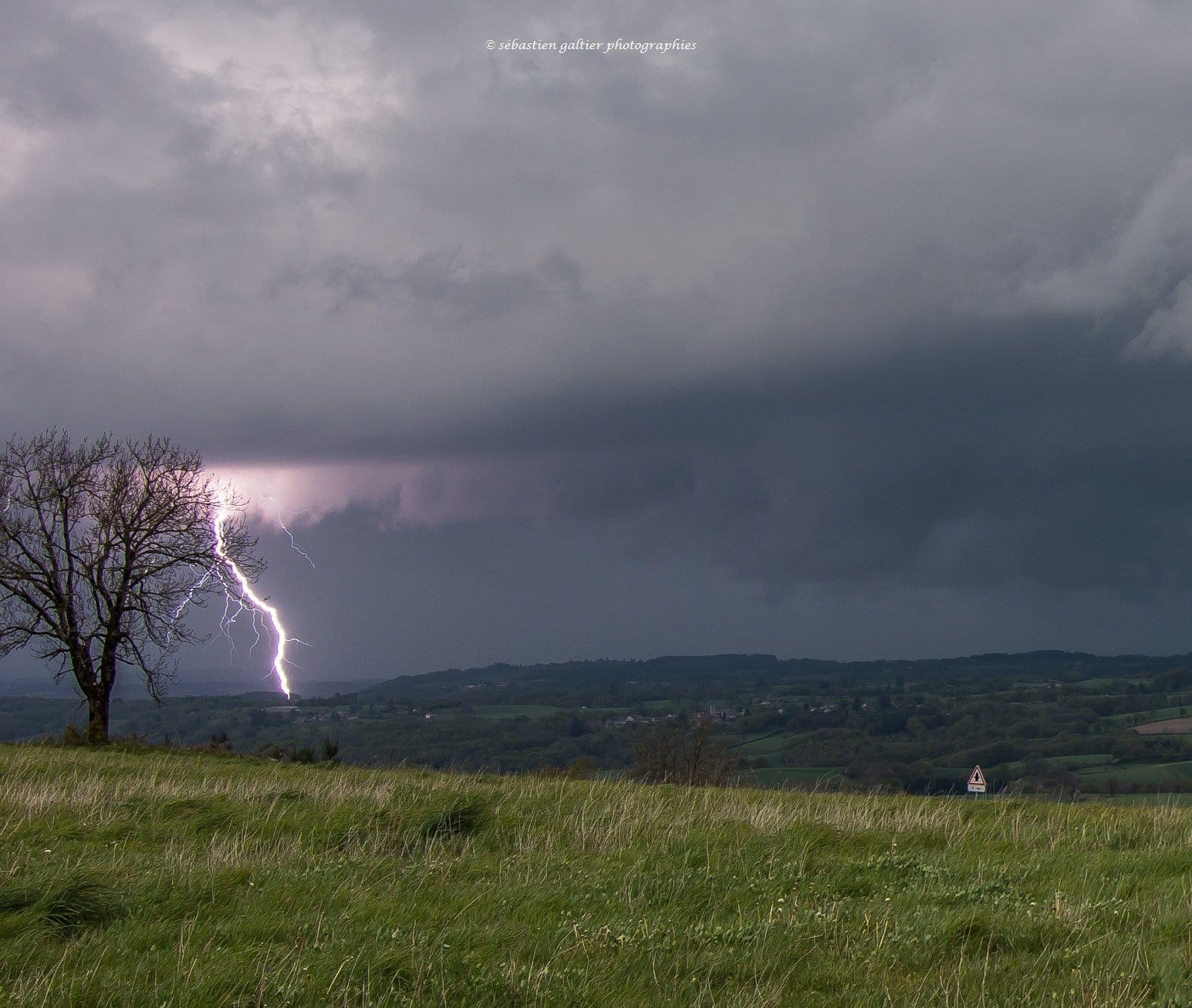 Orage et foudre entre Rodez et Villefranche-de-Rouergue en Aveyron. - 30/04/2017 18:00 - Sébastien GALTIER