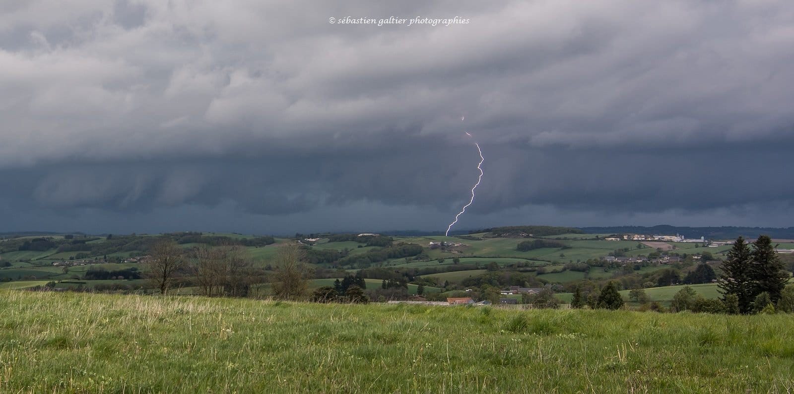 Orage et foudre entre Rodez et Villefranche-de-Rouergue en Aveyron. - 30/04/2017 18:00 - Sébastien GALTIER