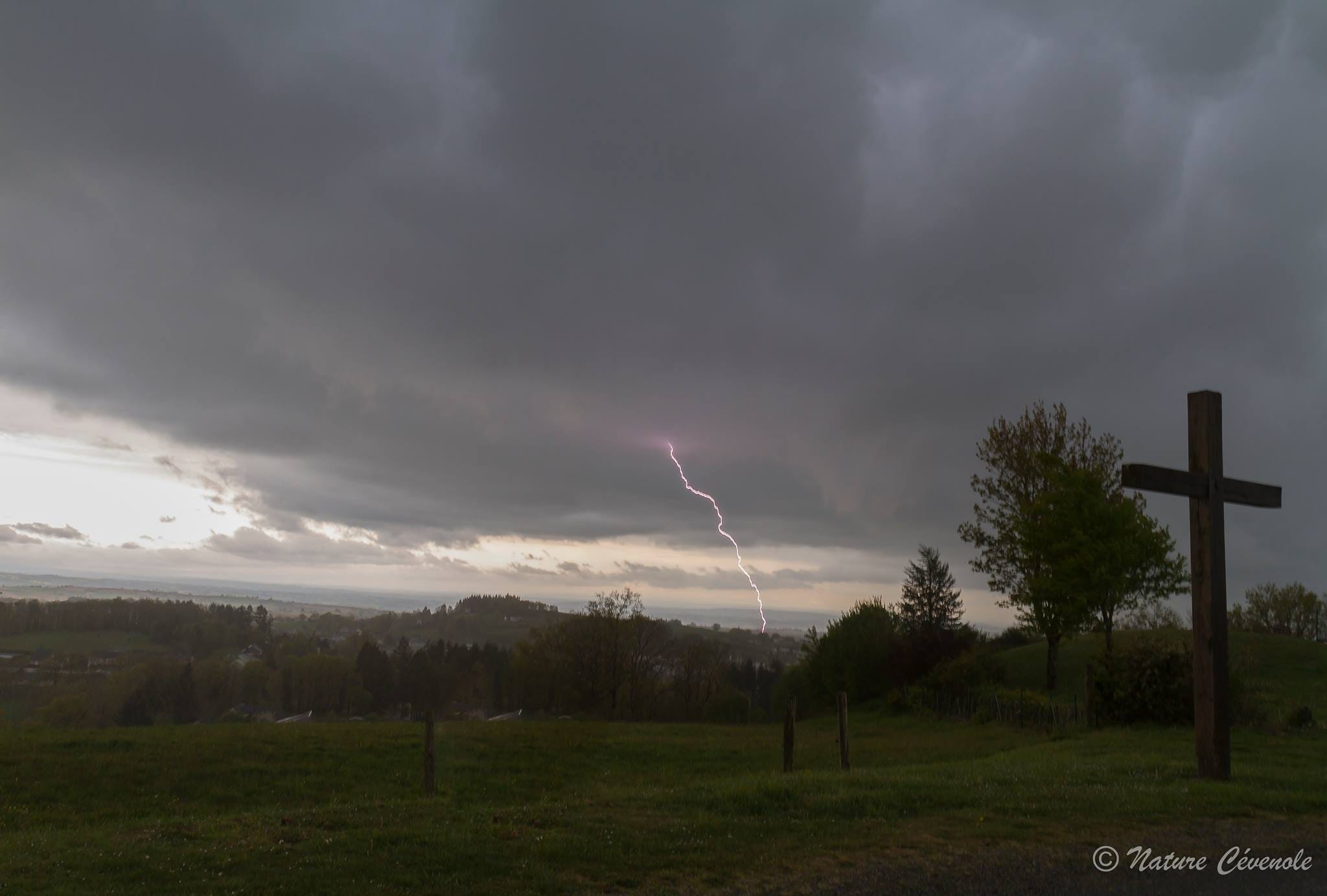 Foudre près de Villefranche-de-Rouergue en Aveyron. - 30/04/2017 19:00 - Yannick LECENES