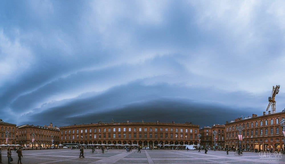 Arcus vu depuis la place du Capitole à Toulouse en soirée. - 31/03/2017 19:00 - OM GOIL