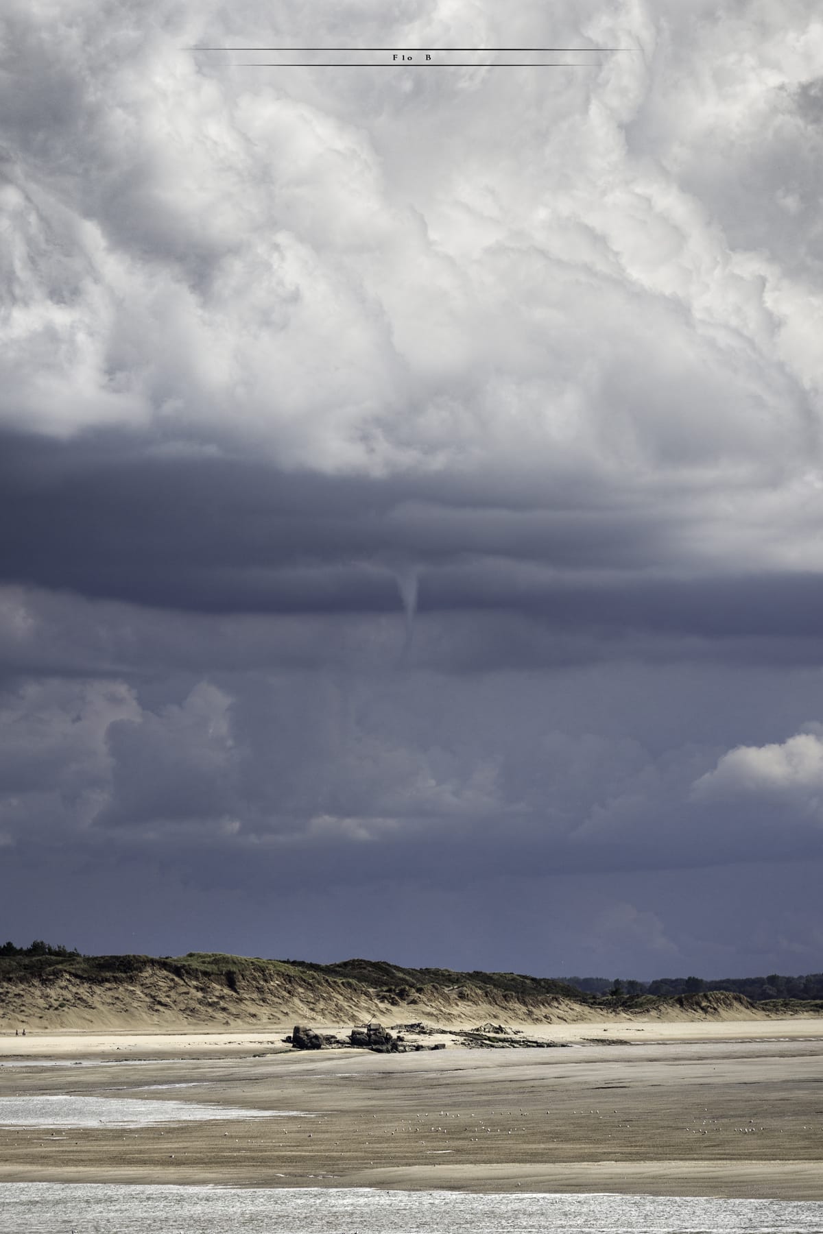 Tuba aperçu en dessous d'un joli cumulonimbus en court de développement et qui a lâché un petit coup de foudre quelques minutes après. - 01/09/2017 15:15 - Florian BIGAND