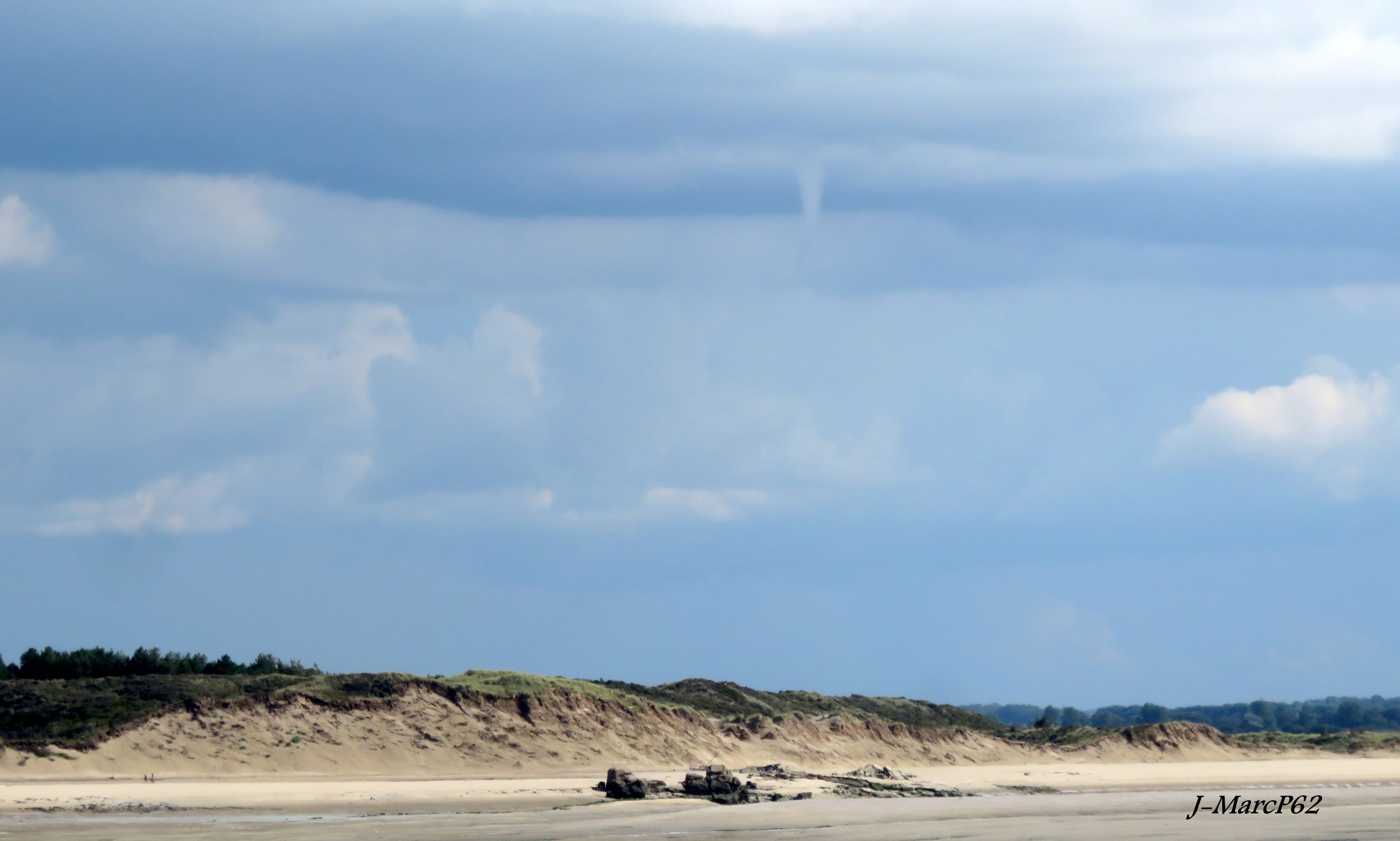 Au bord sud de la baie d'authie un tuba est apparu pendant environ 1 mn - 01/09/2017 15:58 - jean-marc pourcelet