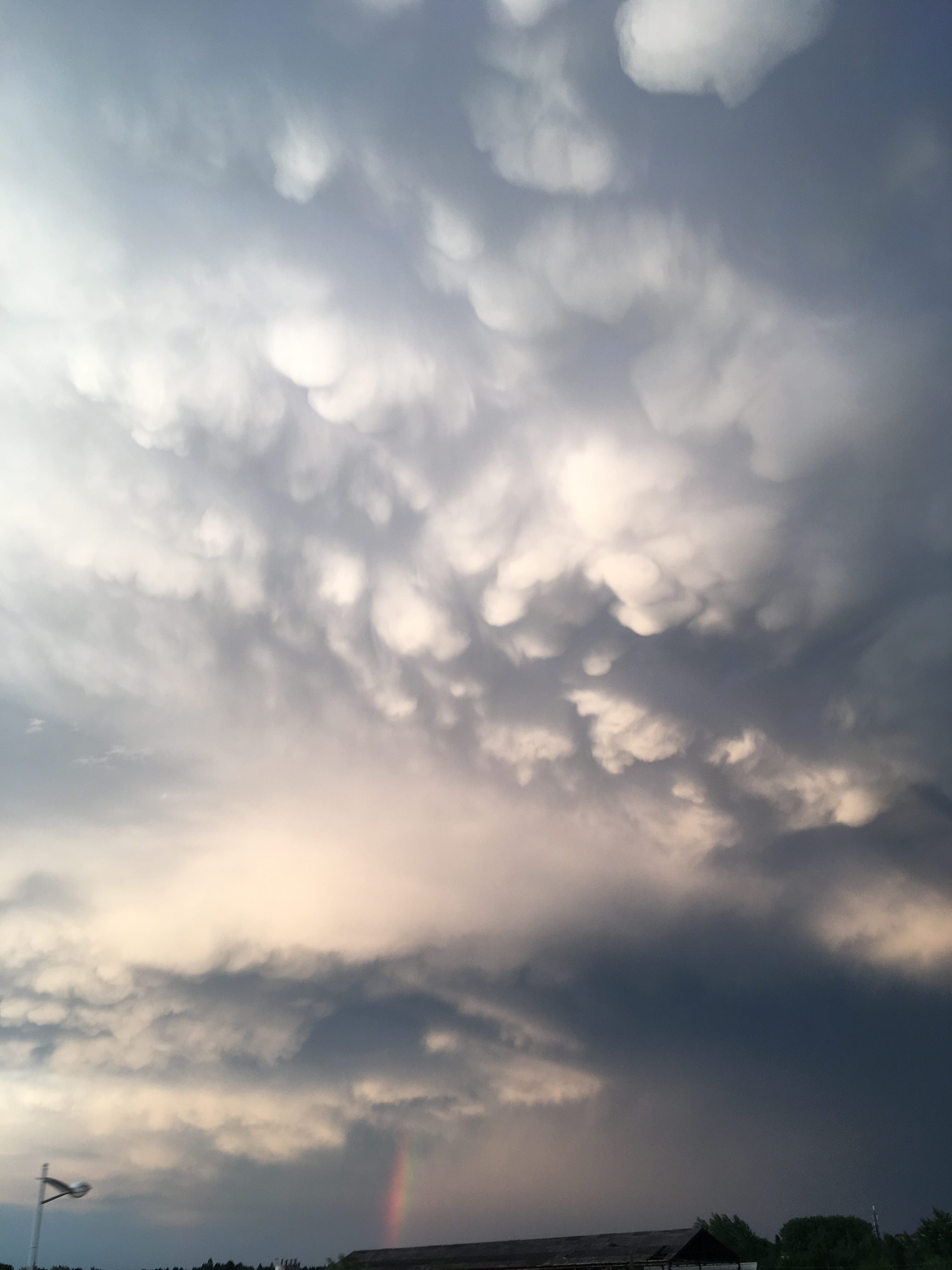 Mammatus et Arc en ciel dans l'Avesnois (59). - 06/07/2017 21:59 - Hubert Colpin