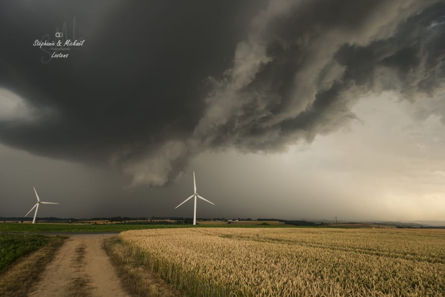 Violent orage gréligène (3 à 5cm, localement 6 voire 7cm selon les témoignages, photos à l'appui) sur l'Audomarois ce soir. - 06/07/2017 18:40 - Mickael Lootens