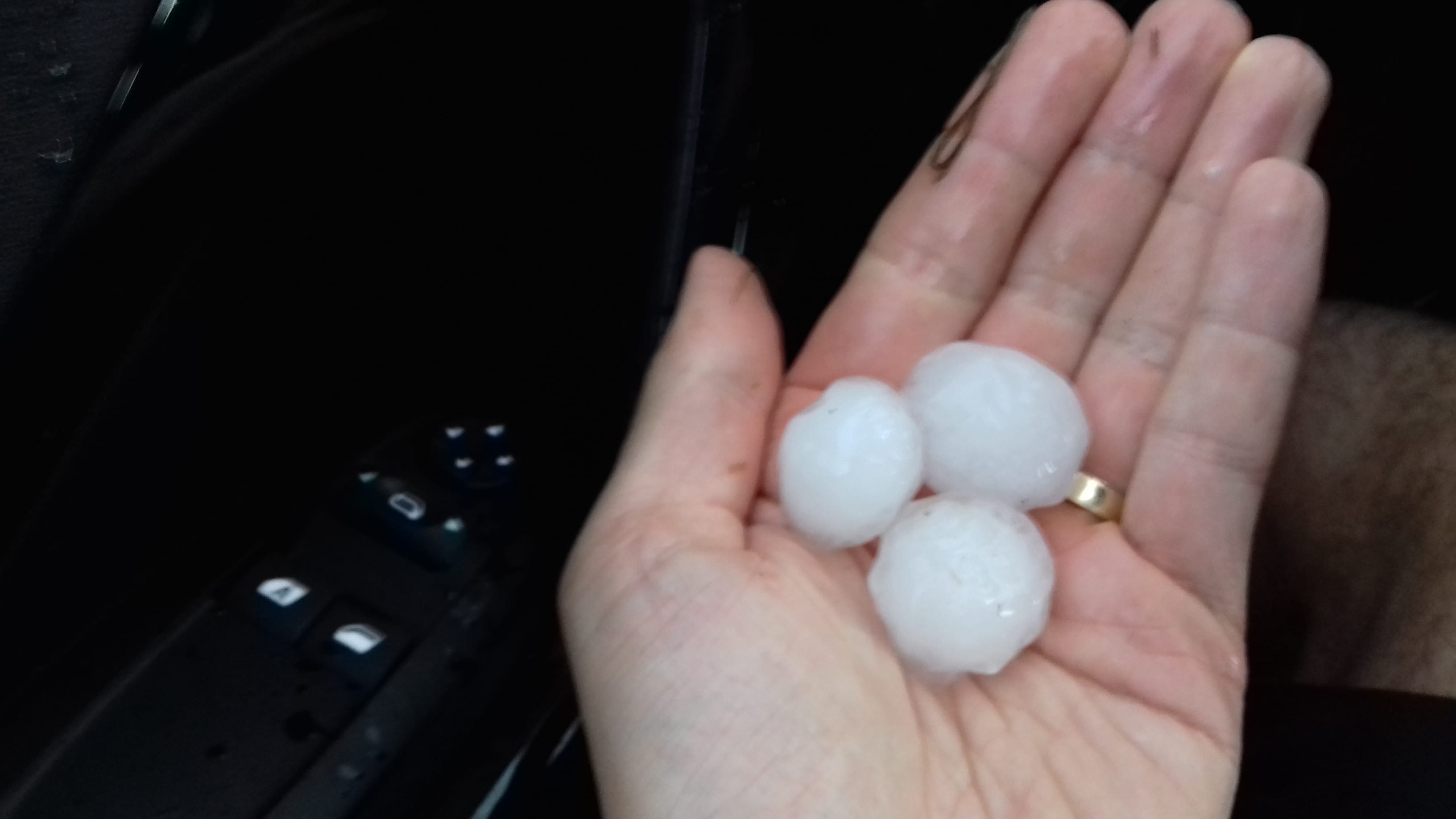 Violent orage gréligène (3 à 5cm, localement 6 voire 7cm selon les témoignages, photos à l'appui) sur l'Audomarois ce soir. Ici à Remilly-Wirquin. 3,5cm pour le plus gros. - 06/07/2017 18:40 - Mickael Lootens