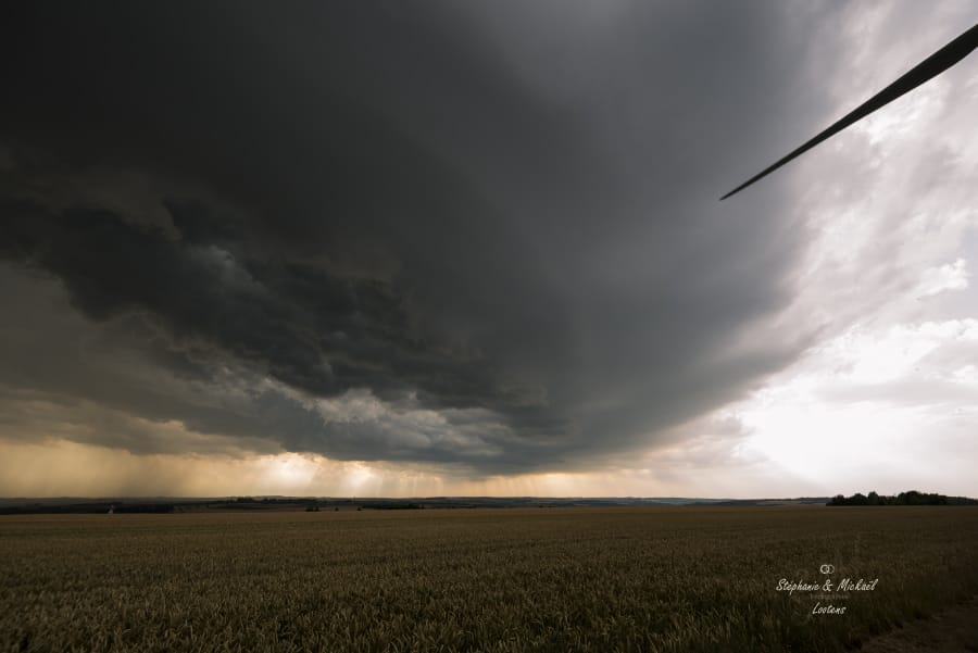 Violent orage gréligène (3 à 5cm, localement 6 voire 7cm selon les témoignages, photos à l'appui) sur l'Audomarois ce soir.
Ce le moteur gauche d'un split opéré plus tôt en Normandie qui a perduré aussi longtemps et puissamment. - 06/07/2017 18:40 - Mickael Lootens