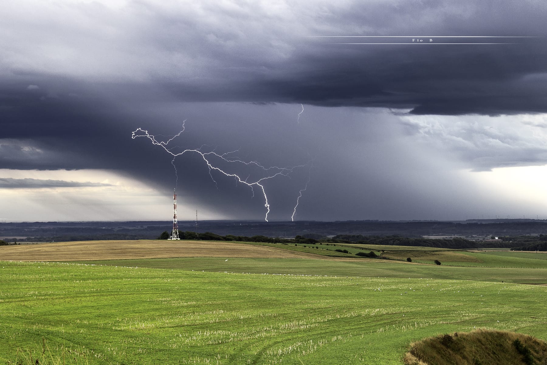 Double impact ce matin vers 7h30 dans le Montreuillois ( Pas de Calais 62 ). Photo prise depuis les hauteurs de CAMIERS ( 62 ) - 15/08/2017 07:30 - Florian BIGAND