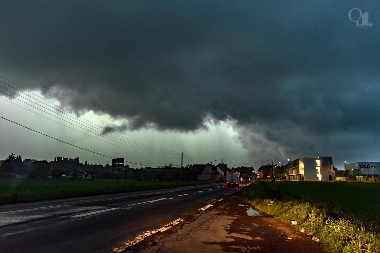 Quelques photos entre Aix-Noulette et Lille à l'avant de la virulente cellule remontant de Picardie et de région parisienne. Précédée d'un bel arcus tout au long de sa route, j'ai profité également d'un abaissement douteux lorsque je me suis positionné sur le flanc sud-est de la cellule (au sud de Lille). - 18/05/2017 19:00 - Olivier JARRY-LACOMBE