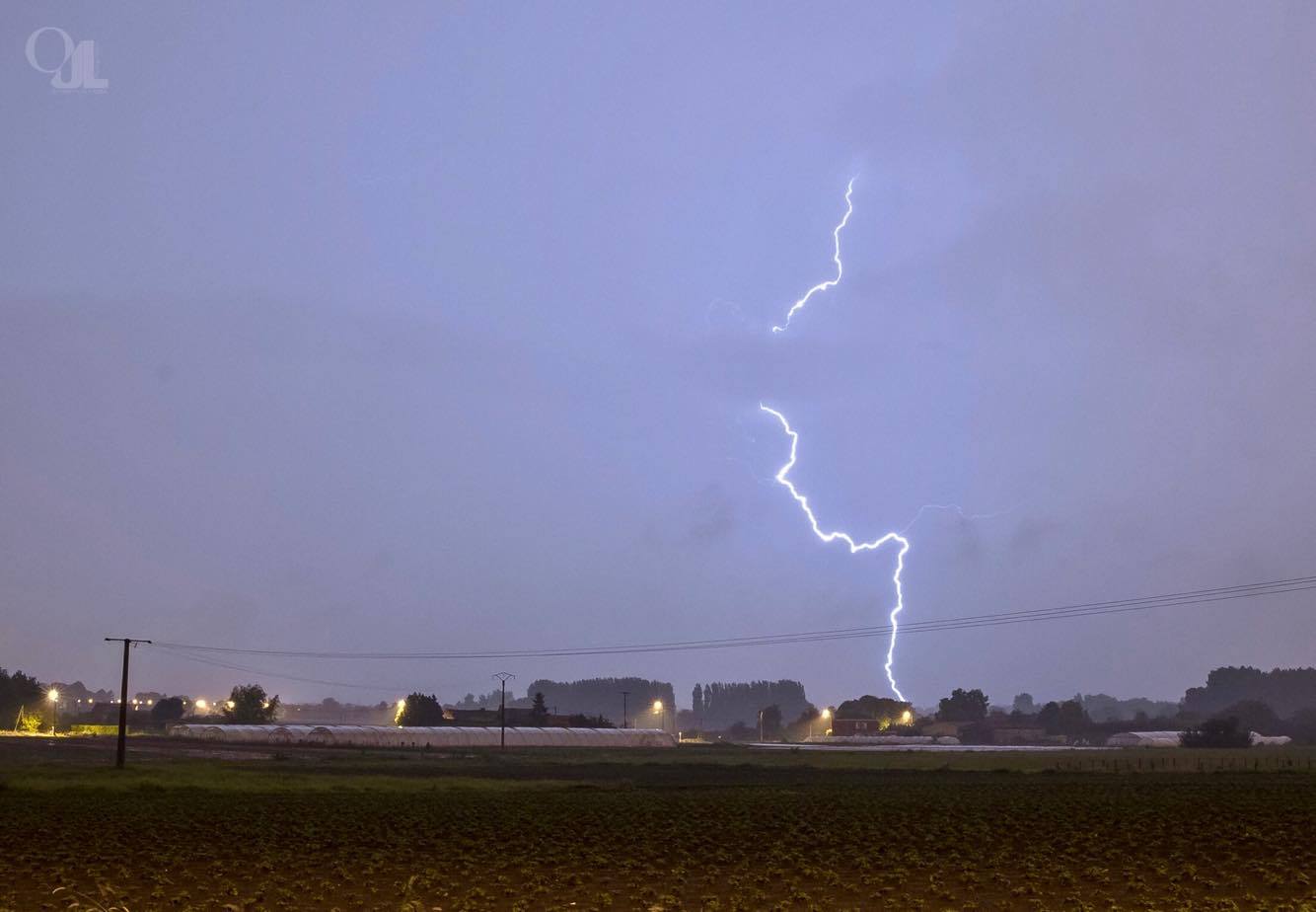 Quelques photos entre Aix-Noulette et Lille à l'avant de la virulente cellule remontant de Picardie et de région parisienne. Précédée d'un bel arcus tout au long de sa route, j'ai profité également d'un abaissement douteux lorsque je me suis positionné sur le flanc sud-est de la cellule (au sud de Lille). - 18/05/2017 21:00 - Olivier JARRY-LACOMBE