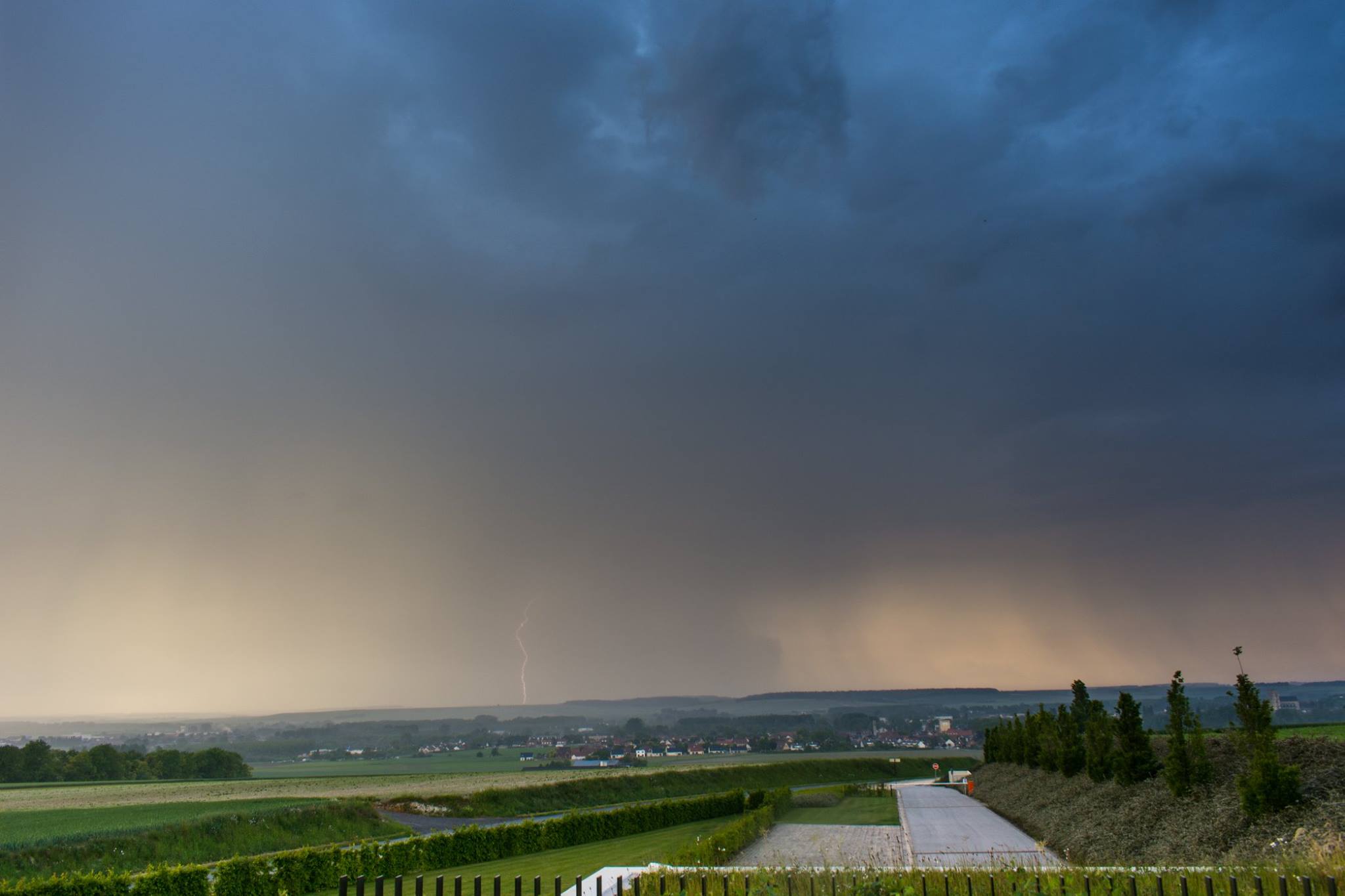 Orage du 23 Mai, depuis le Mémorial national australien de Villers-Bretonneux, à l'Est d'Amiens - 23/05/2018 20:00 - AD Photos
