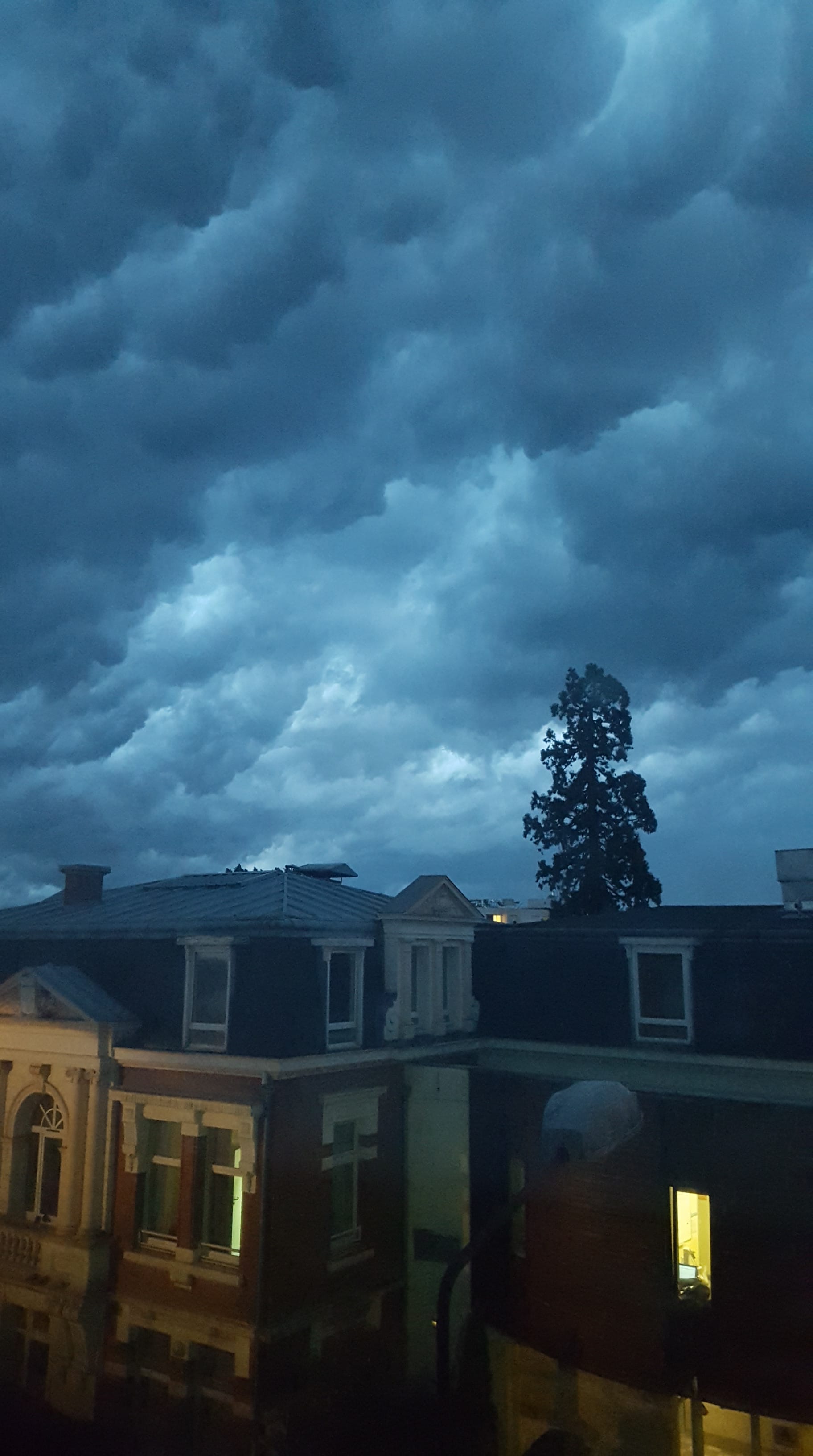 Ciel au dessus de Saint Amand les Eaux à l'arrivée d'un orage fort - 24/05/2018 22:30 - Laetitia Leclercq