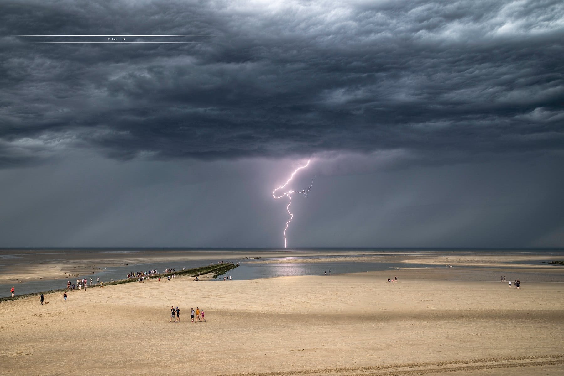 Impact au large de Berck sur Mer dans le Pas de Calais ce matin vers 10h ! Une bonne activé électrique qui a longé les côtes de la côte d'Opale. - 27/05/2017 10:00 - Flo BIGD