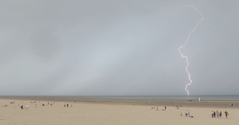 Eclair positif en mer dans le Pas-de-Calais. - 27/05/2017 10:23 - jean-marc pourcelet