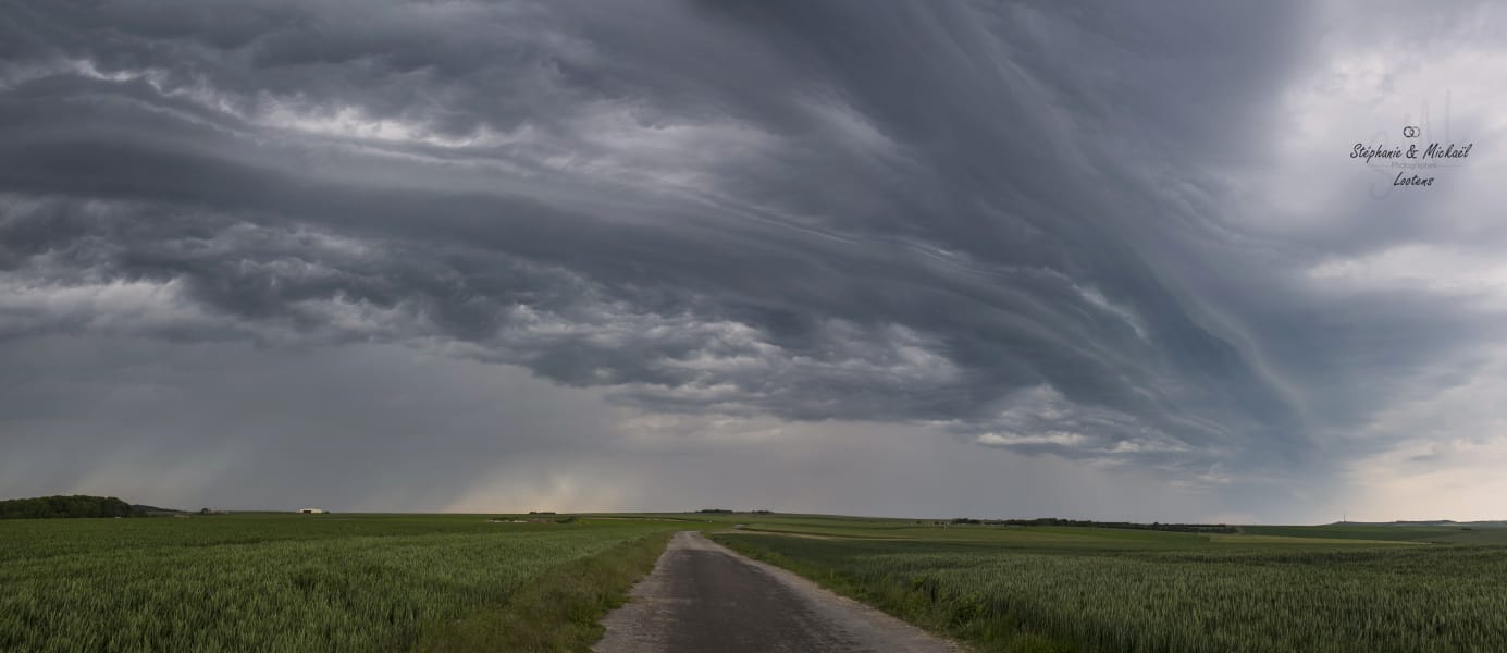 Très beau ciel chaotique à l'avant de ce front orageux traversant la Côte d'Opale ce samedi matin. - 27/05/2017 11:00 - Mickaël Lootens