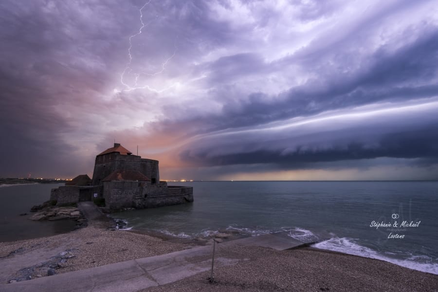 Arcus du puissant multicellulaire (structure MCS) ayant remonté de Normandie vers le détroit du Pas-de-Calais dans la nuit du 29 mai 2017.
Rafales entre 105 et 115 km/h mesurées à son passage à Boulogne et au Gris-Nez. - 29/05/2017 02:30 - Mickael Lootens