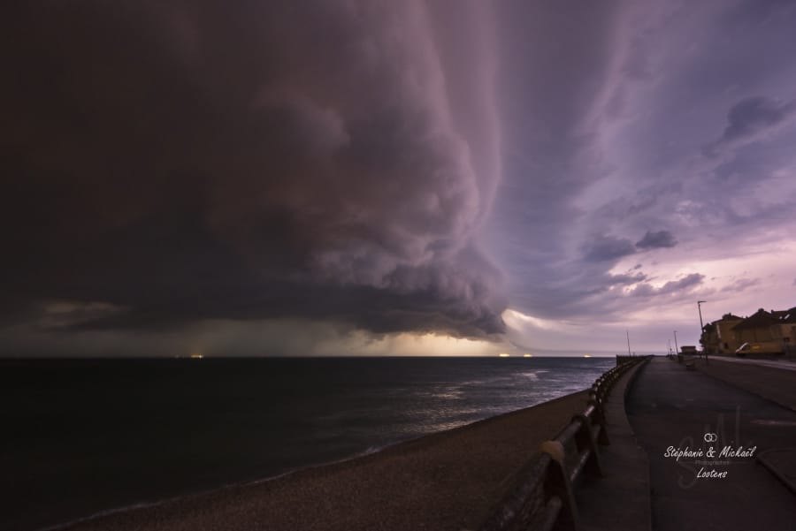 Arcus du puissant multicellulaire (structure MCS) ayant remonté de Normandie vers le détroit du Pas-de-Calais dans la nuit du 29 mai 2017.
Rafales entre 105 et 115 km/h mesurées à son passage à Boulogne et au Gris-Nez. - 29/05/2017 02:30 - Mickael Lootens