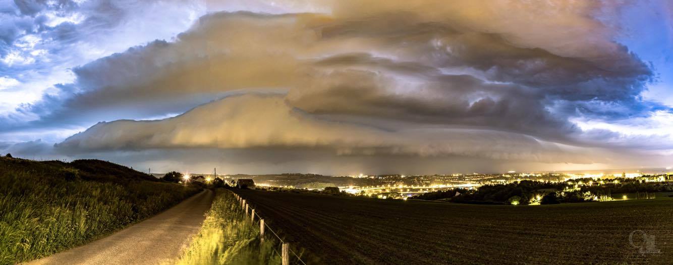 Incroyable structure à l'avant du MCS qui s'est abattu sur la côte d'Opale la nuit du 28 au 29 mai vu depuis Boulogne sur Mer. - 29/05/2017 03:00 - Olivier JARRY-LACOMBE