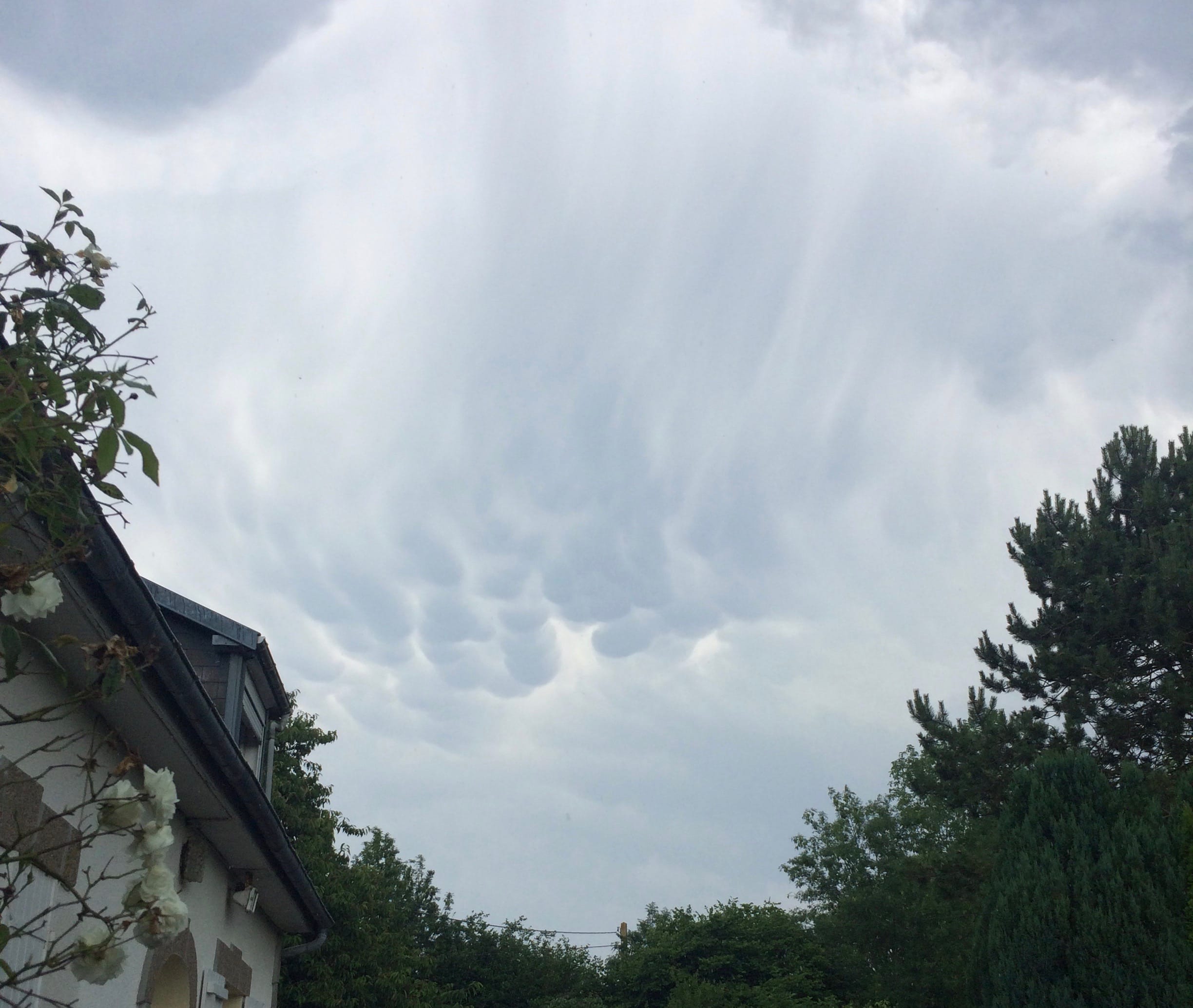 Léger mamatus dans le ciel de basse normandie durant un orage localement violent - 01/07/2018 18:15 - Anne Prt