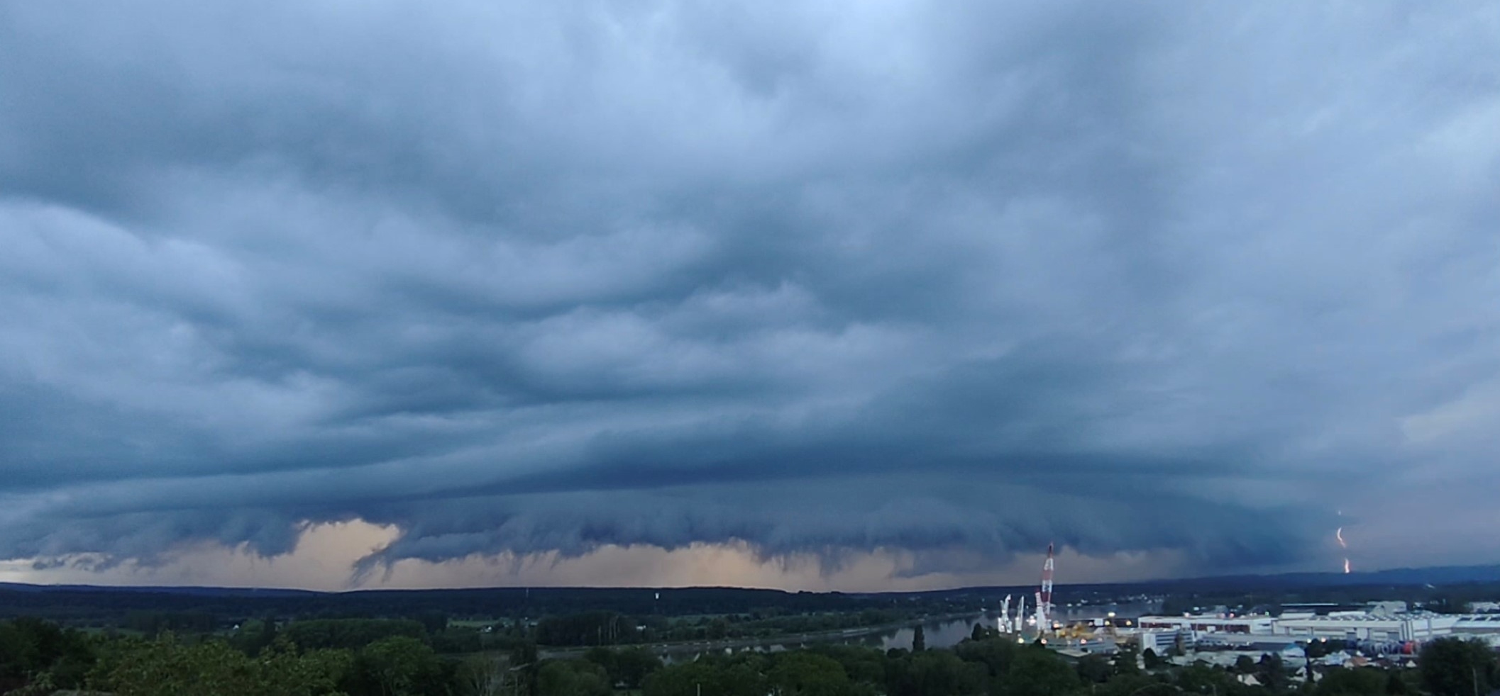 Cellule orageuse avec arcus dans l'ouest de la Seine-Maritime. - 03/05/2026 20:30 - Timeo THIEULIN