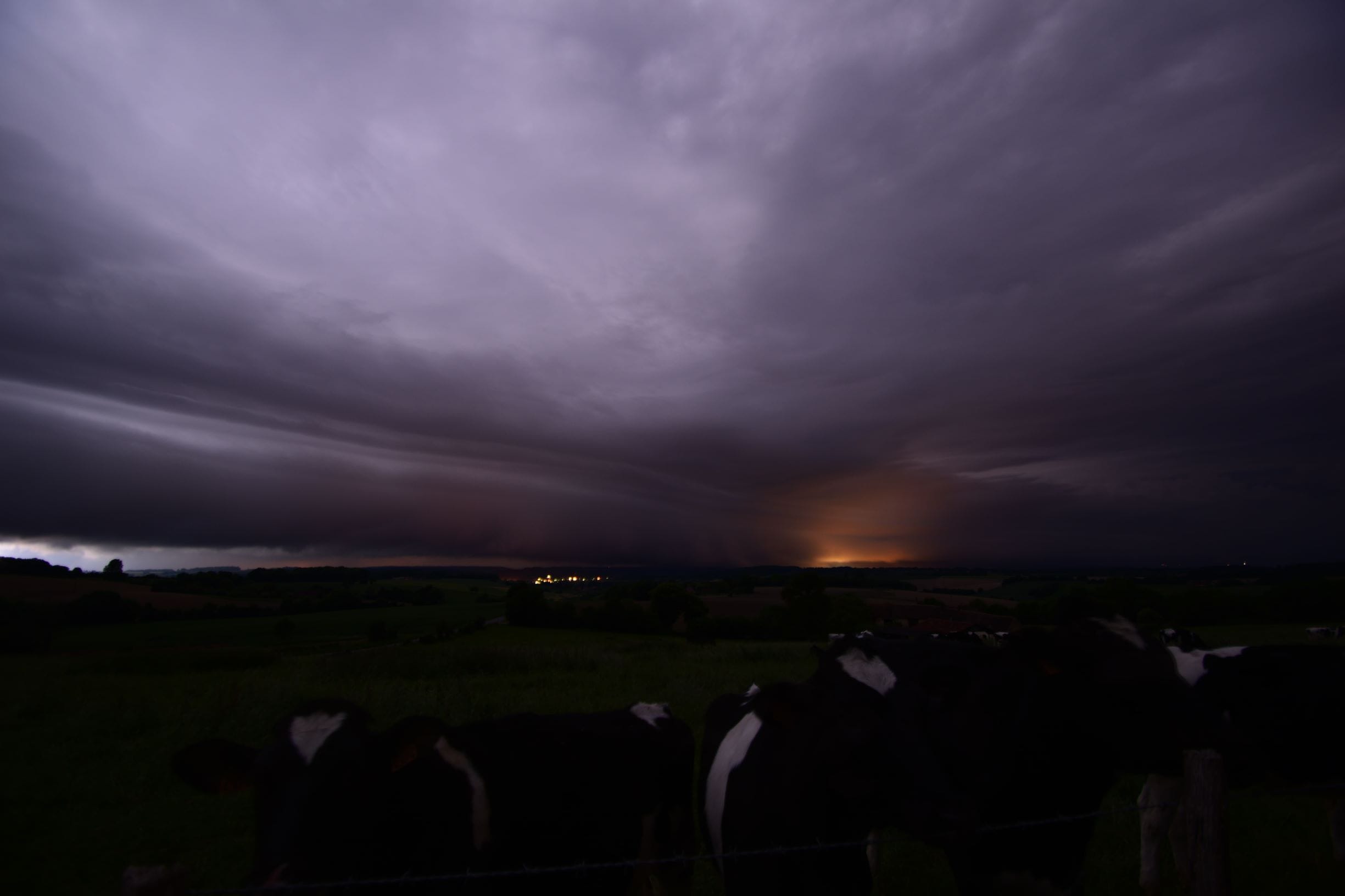 Arcus multicouche observé depuis les hauteurs du Perche à proximité de Nogent le Rotrou. 
.Guillaume Souchay Photographie. - 10/05/2020 04:20 - Guillaume Souchay