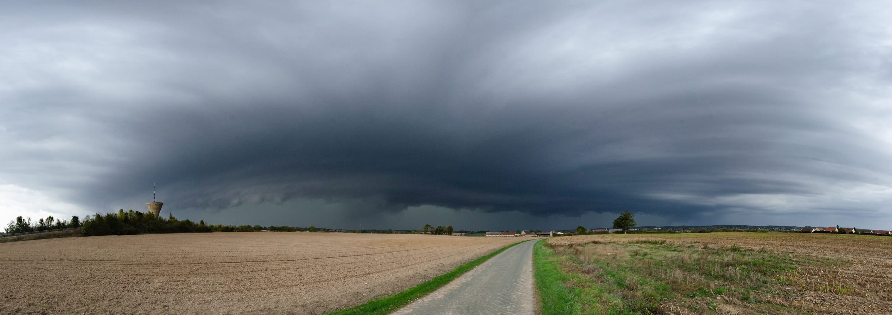 Arcus grêligène en formation au sud de l'Aigle dans l'est de l'Orne.
Quelques dégâts à son passage (tuiles arrachées et arbres cassé) - 14/10/2019 17:30 - Alain Leprévost