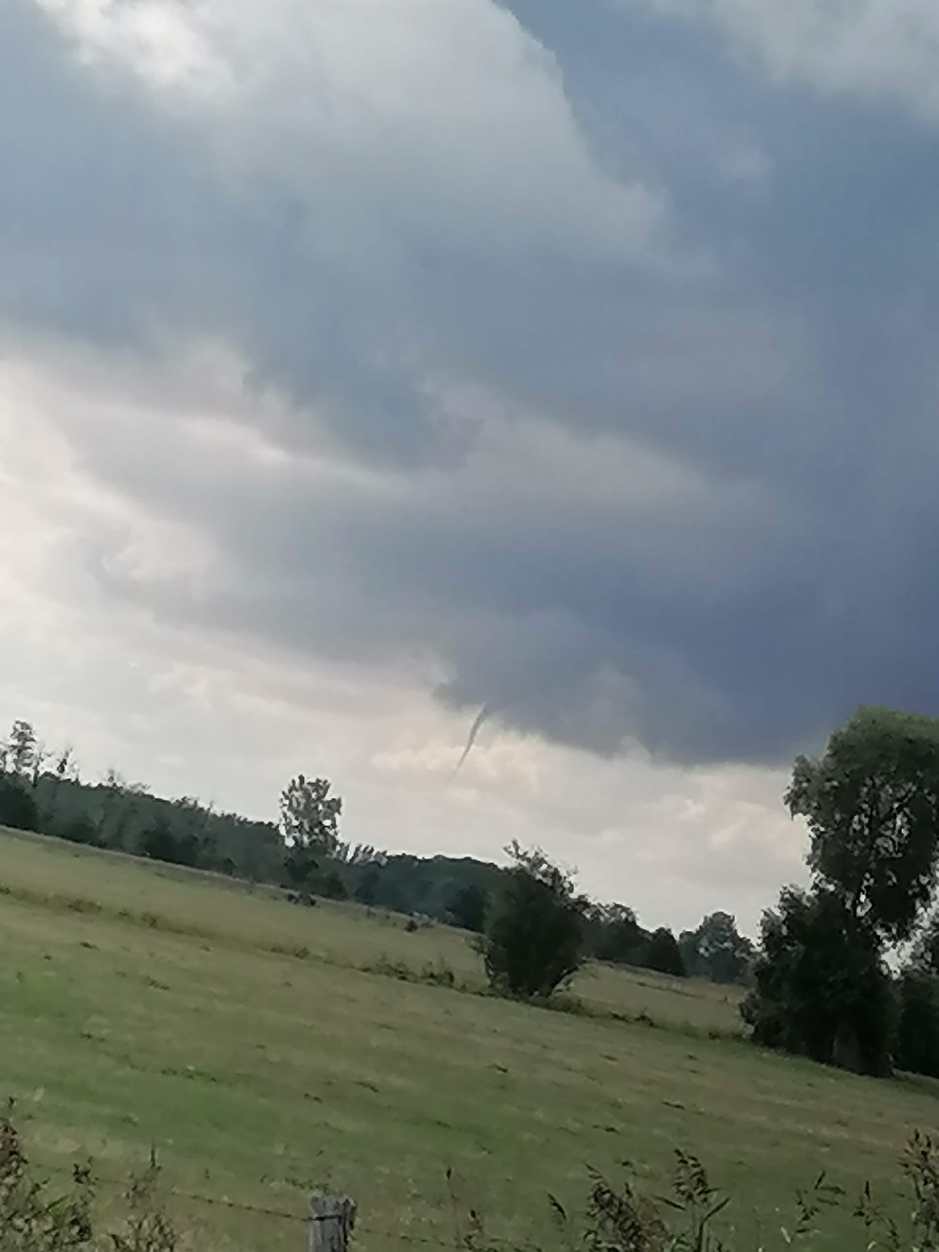 Tornade ou tuba aperçu au loin de crevecoeur en auge - 16/08/2020 14:05 - Mélanie Aranda