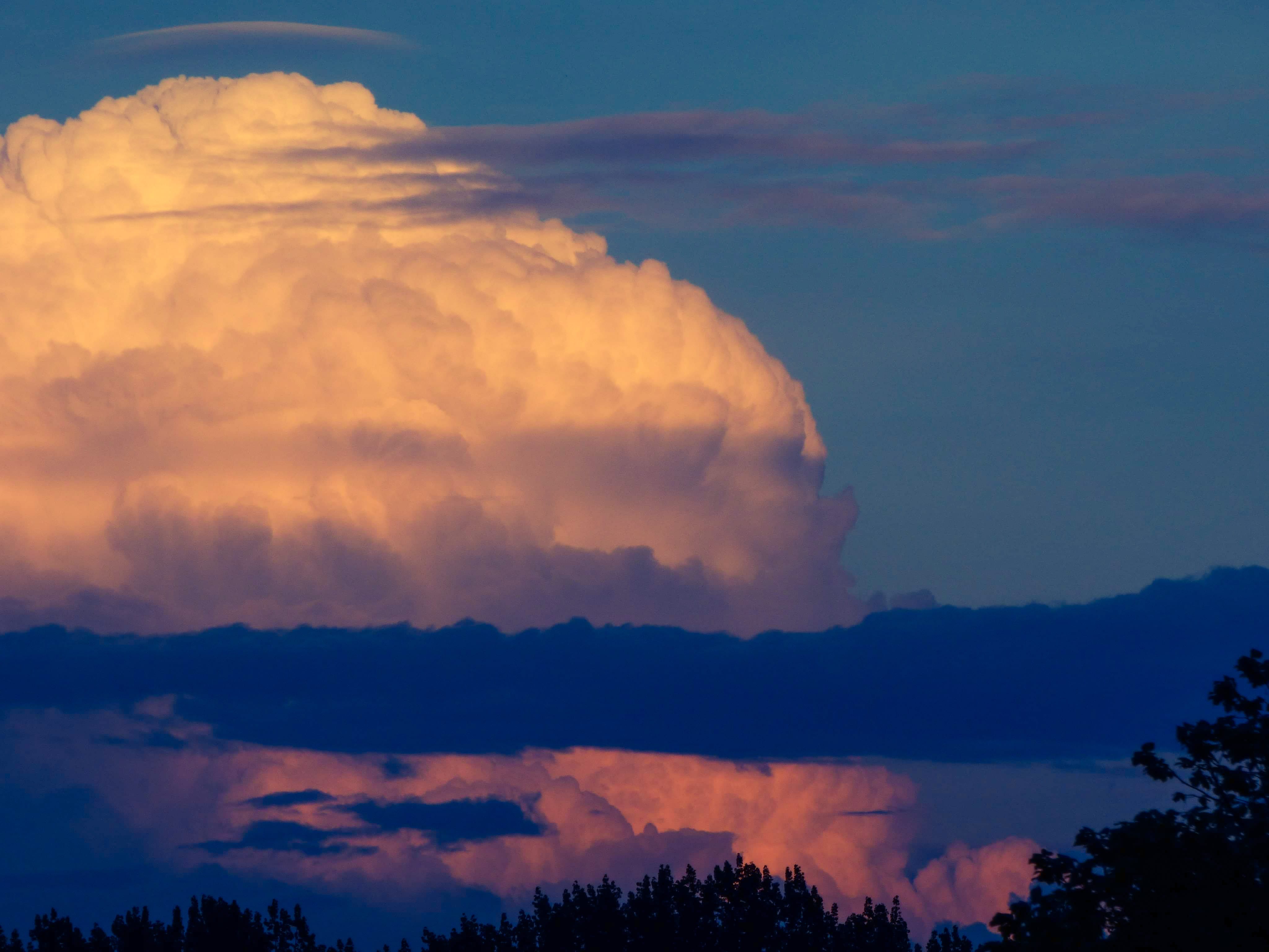 Magnifique cumulonimbus coiffé d'un pileus je pense, en Normandie, à argentan dans l'orne - 17/04/2020 18:00 - Sébastien DESCHAMPS