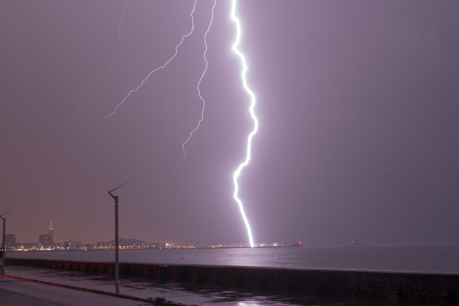 Digue du Havre foudroyée cette nuit - 18/06/2019 23:50 - Antoine Friboulet