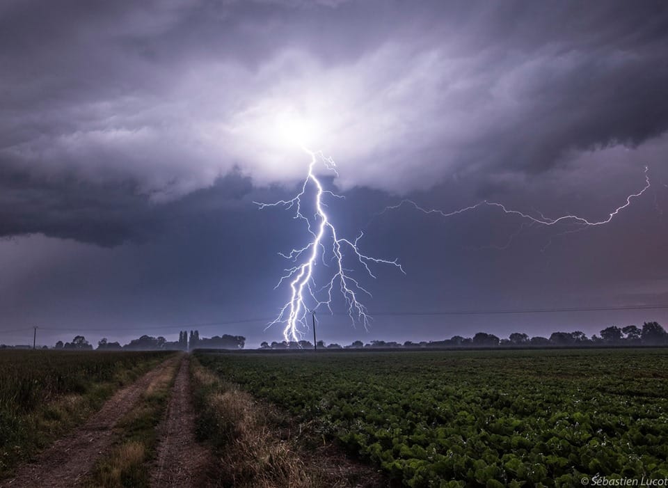 Situé entre deux lignes orageuses à l'ouest de Caen, j'ai pu observer le spectacle de certaines cellules accompagnées de plusieurs impacts ramifiés - 18/06/2019 23:50 - Sébastien Lucot