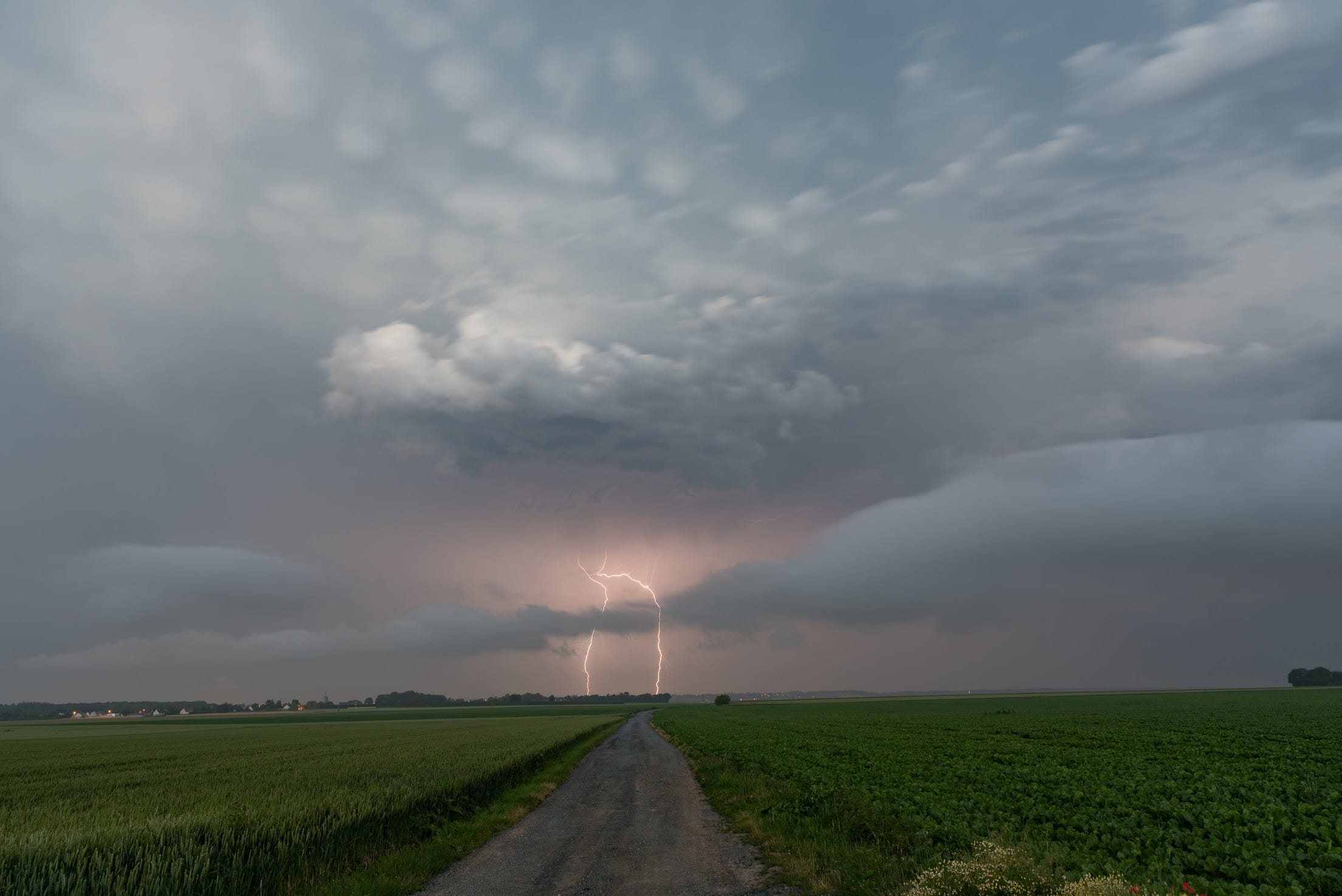 Doubles impact saisis hier soir au nord de Caen (Calvados) en direction de l’est.  Avec de beaux mamatus en prime. Mes photos sur instagtam: tellmaphotographie - 18/06/2019 22:00 - Pascal Mallet