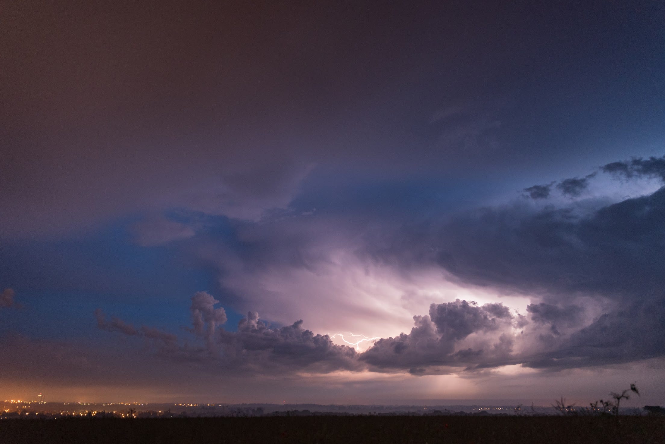 Doubles impact saisis hier soir au nord de Caen (Calvados) . Mes photos sur instagtam: tellmaphotographie - 18/06/2019 23:00 - Pascal Mallet