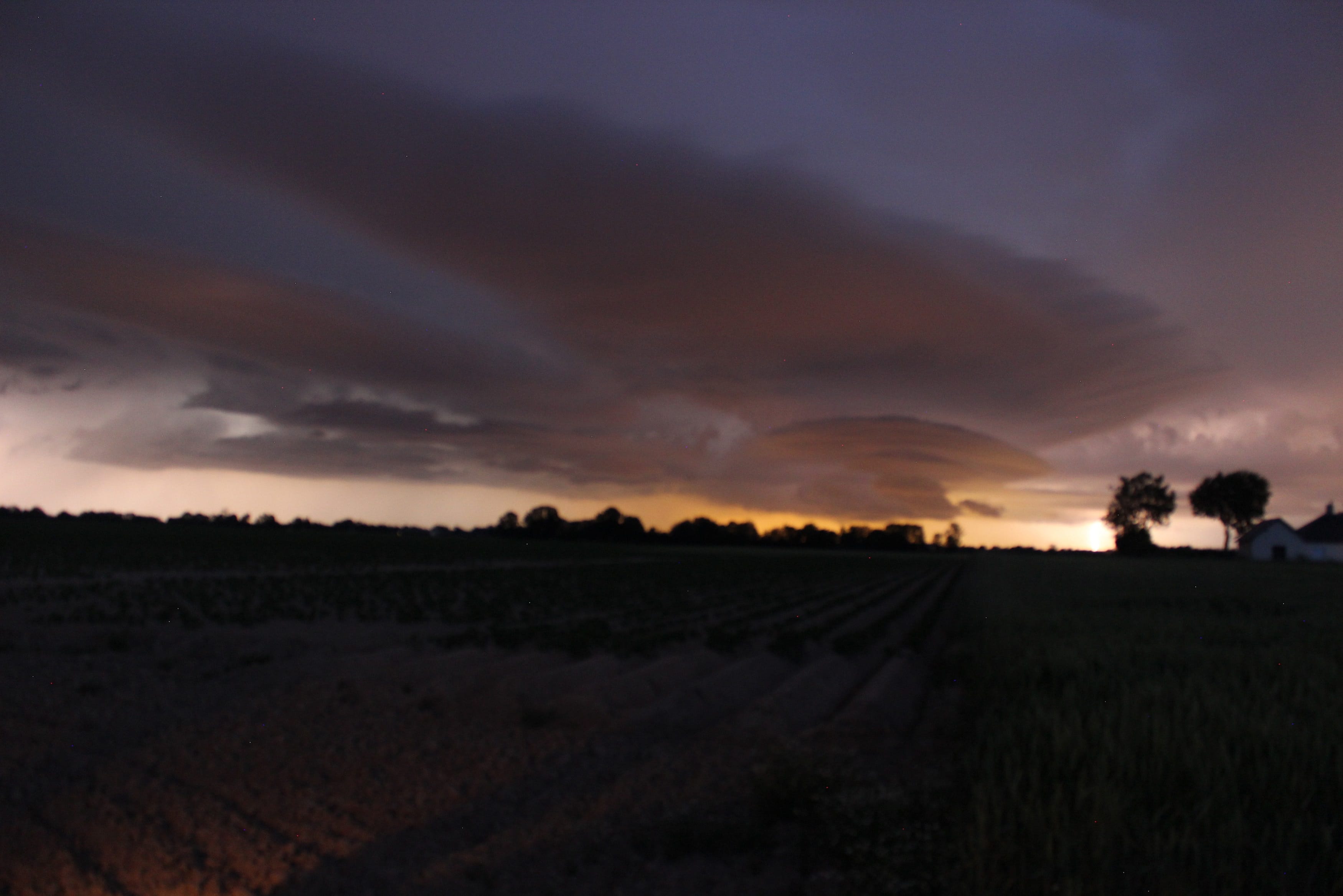 Mésocyclone au niveau de Lisieux en début de nuit, pose longue de 15s. - 18/06/2019 22:05 - Kevin Paris