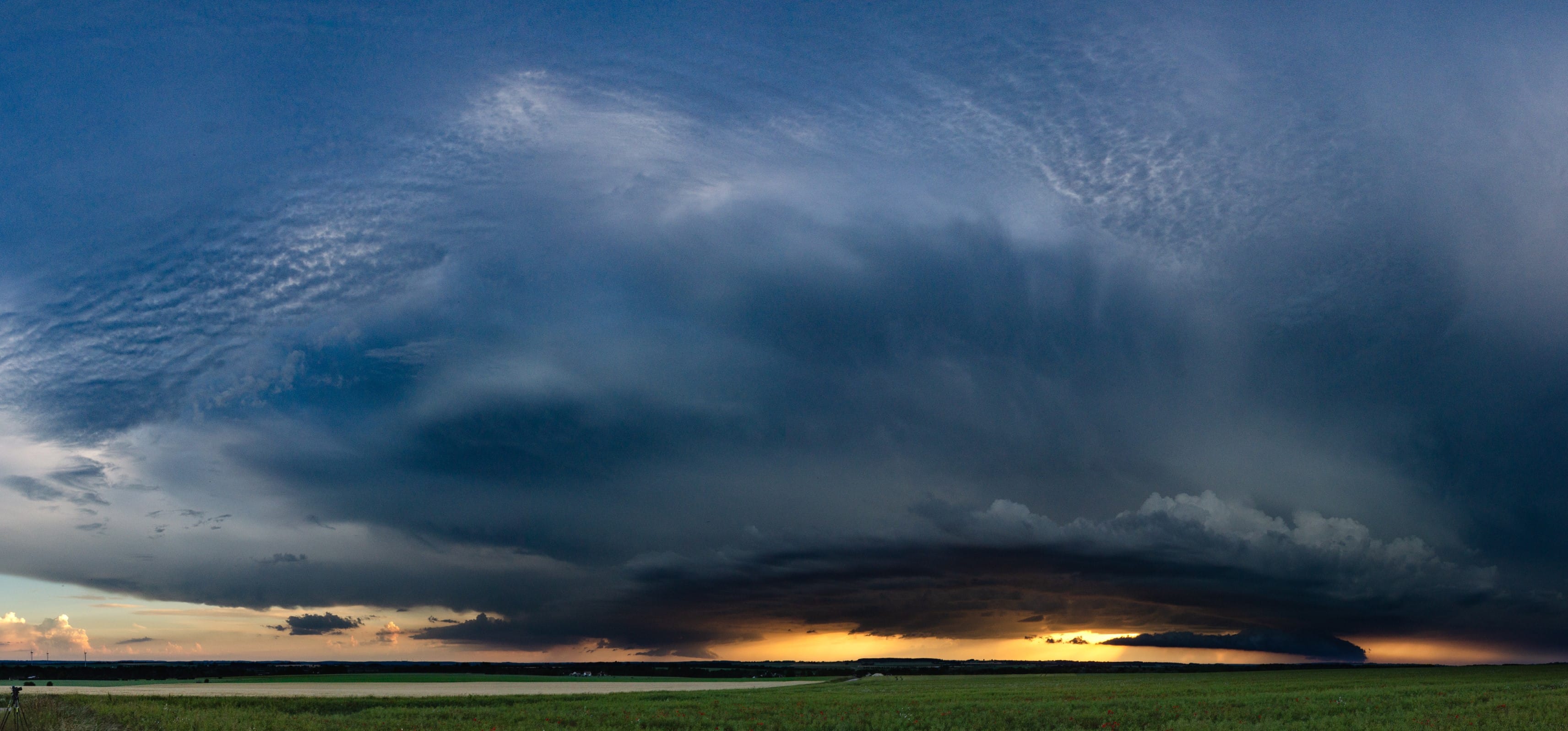 panorama des 2 supercellules depuis Argentan entre l'Orne et le Calvados - 18/06/2019 21:30 - Alain Leprevost