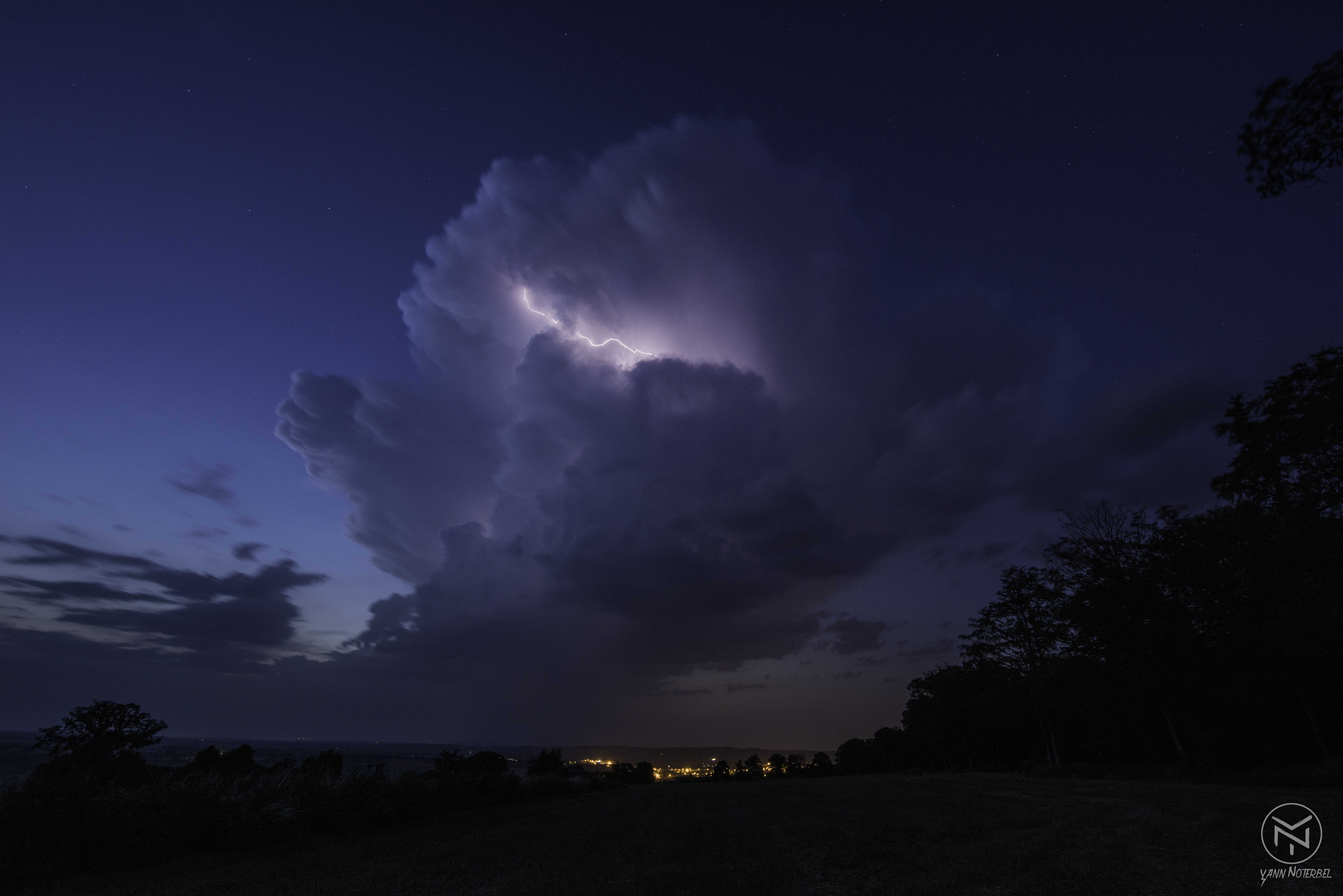 Orage sur la plaine du calvados ( Cumulonimbus Capillatus incus). Beaucoup d'activité electrique intra nuageuse - 23/07/2019 22:30 - yann Noterbel