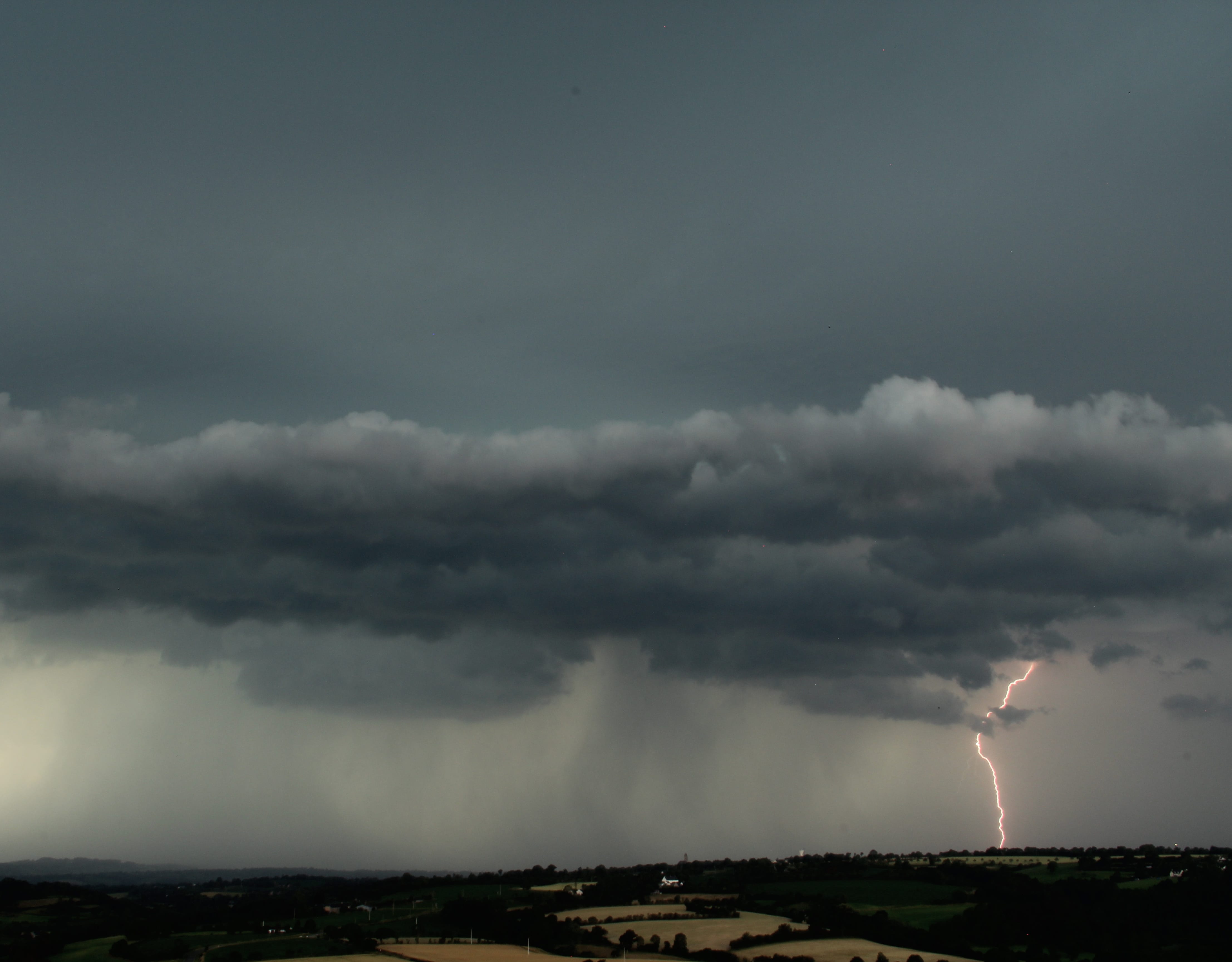 Chute de foudre en soirée du 25 juin 2020 dans la Manche. - 25/06/2020 21:19 - Francky TOTAIN