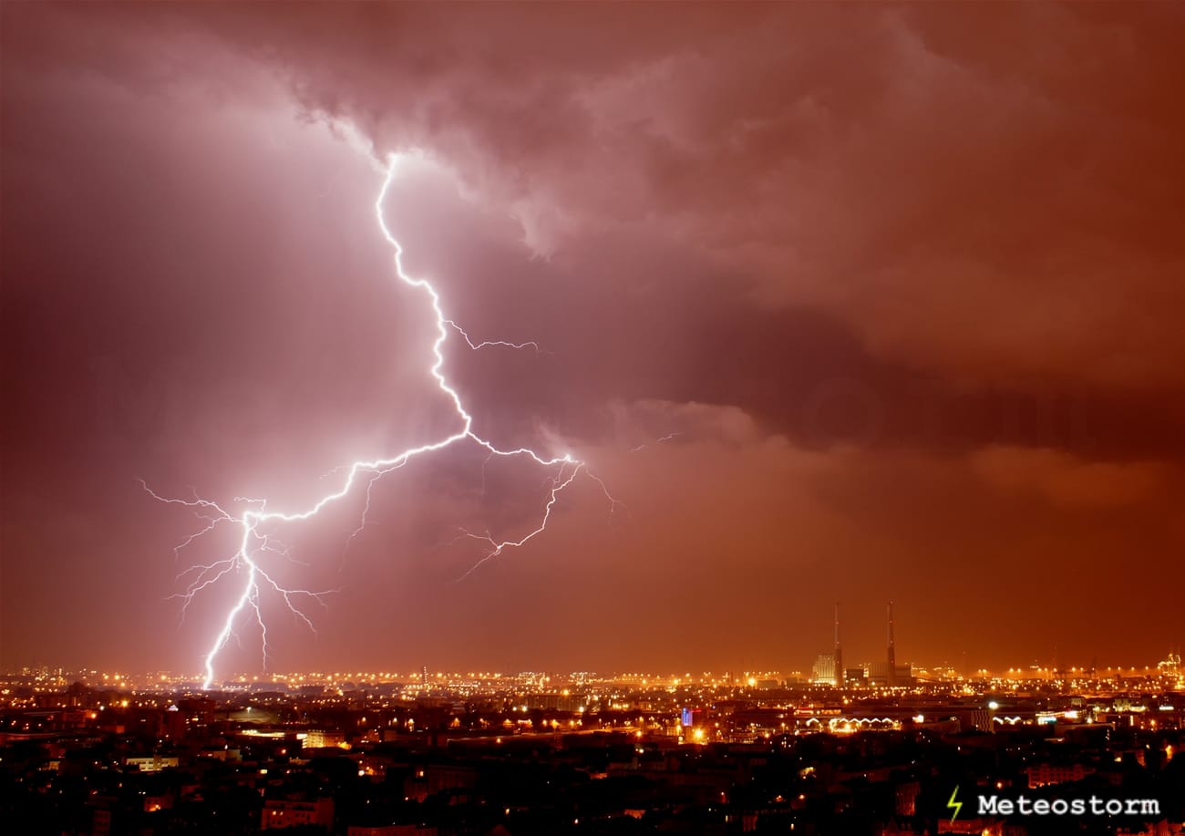 Le seul, l'unique et dernier impact de foudre au sol ramifié de cette soirée moins orageuse qu'ailleurs au Havre (76) et d'une manière générale, près de la Manche où les orages se désactivent rapidement avec l'influence marine. - 28/05/2018 23:45 - Rémy CHOPLET