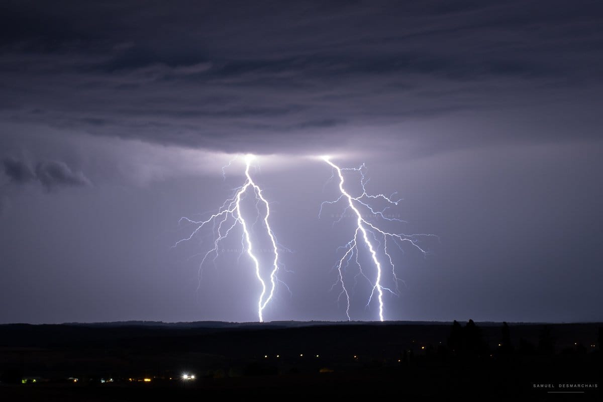 Orages à Nérac (47). Série de coups de foudre sous une forte cellule orageuse stationnaire et rétrograde sur sa partie Est - 01/07/2018 23:00 - Samuel Desmarchais