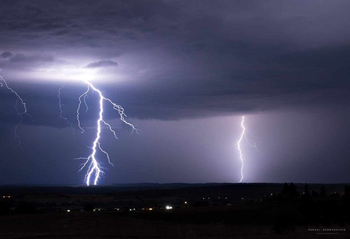 Orages à Nérac (47). Série de coups de foudre sous une forte cellule orageuse stationnaire et rétrograde sur sa partie Est - 01/07/2018 23:00 - Samuel Desmarchais