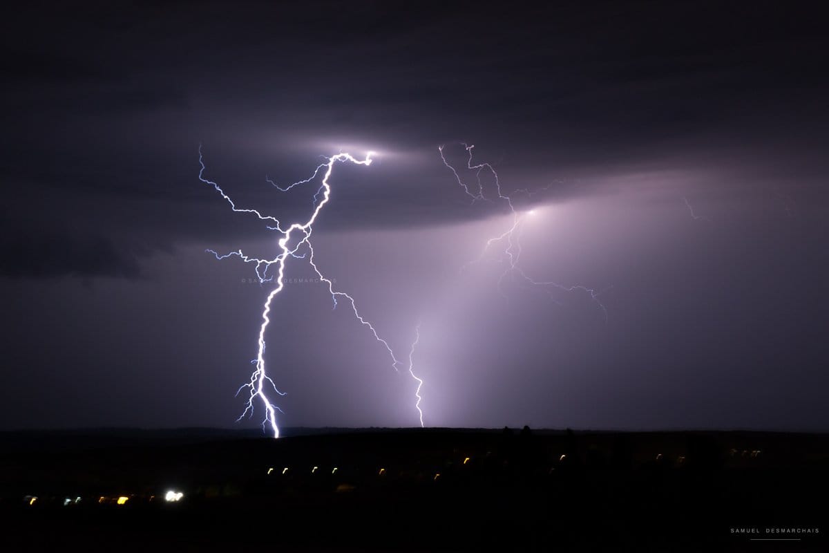 Orages à Nérac (47). Série de coups de foudre sous une forte cellule orageuse stationnaire et rétrograde sur sa partie Est - 01/07/2018 23:00 - Samuel Desmarchais