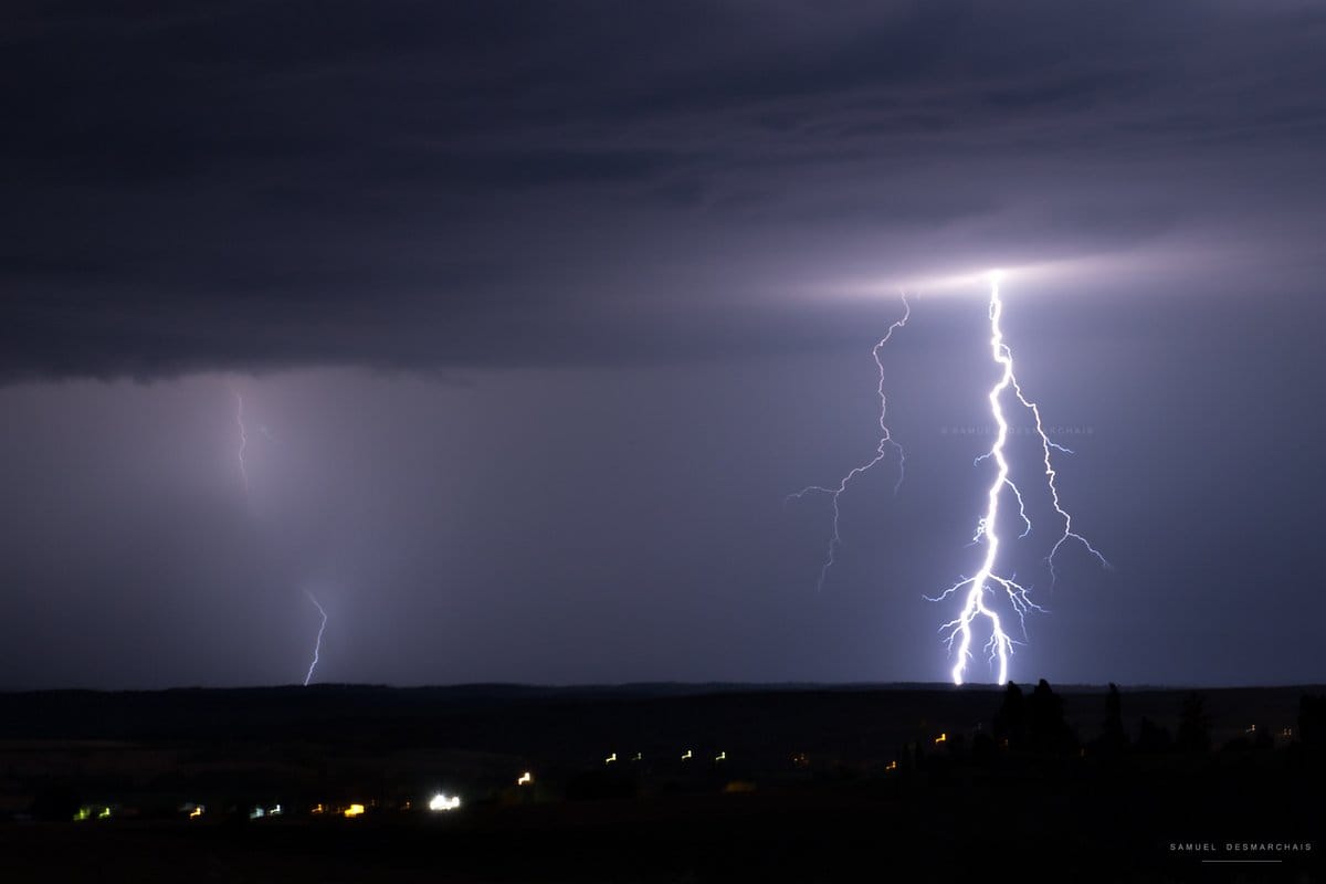 Orages à Nérac (47). Série de coups de foudre sous une forte cellule orageuse stationnaire et rétrograde sur sa partie Est - 01/07/2018 23:00 - Samuel Desmarchais