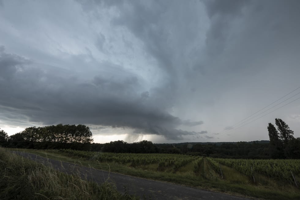 Pour féter le début de l'été méteorologique une belle amorce supercellulaire du coté de Montpeyroux en Dordogne, rotation, quelques positif, petite grêle et forte pluie observés. - 01/06/2020 18:00 - Paul JULIEN