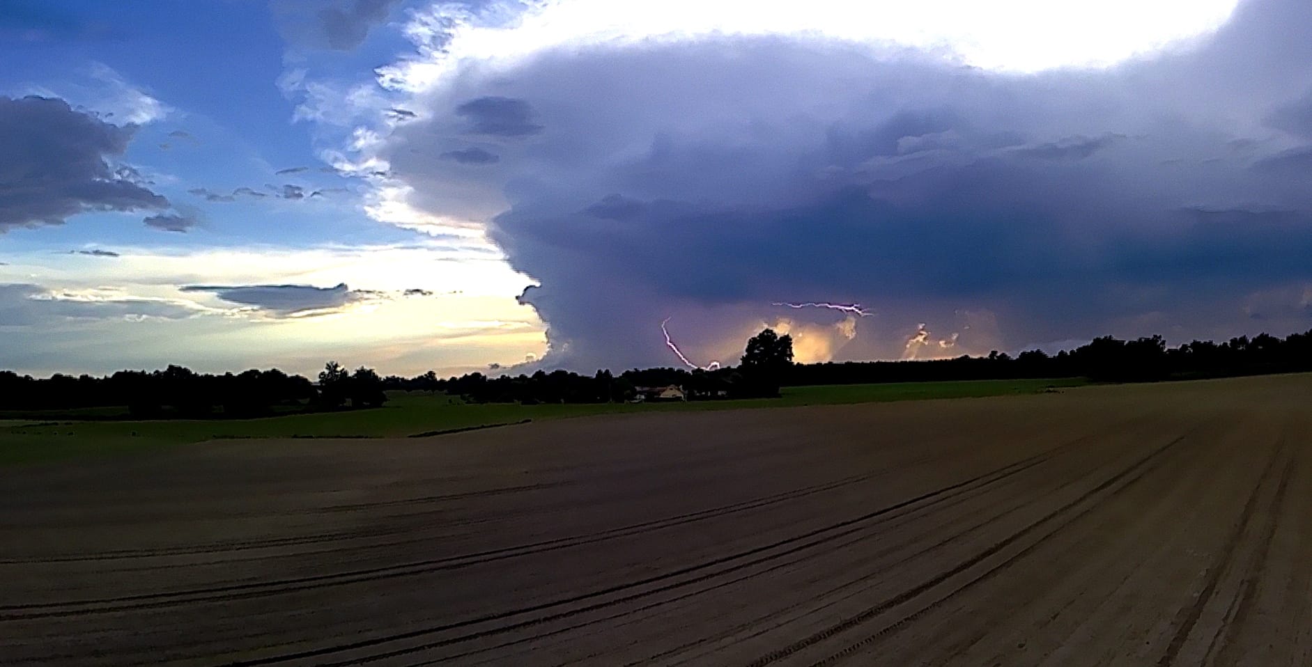 Photo extraite d'une vidéo de drone, cellule au dessus de Dax (landes) - 02/06/2018 20:00 - Pierre fauchoix